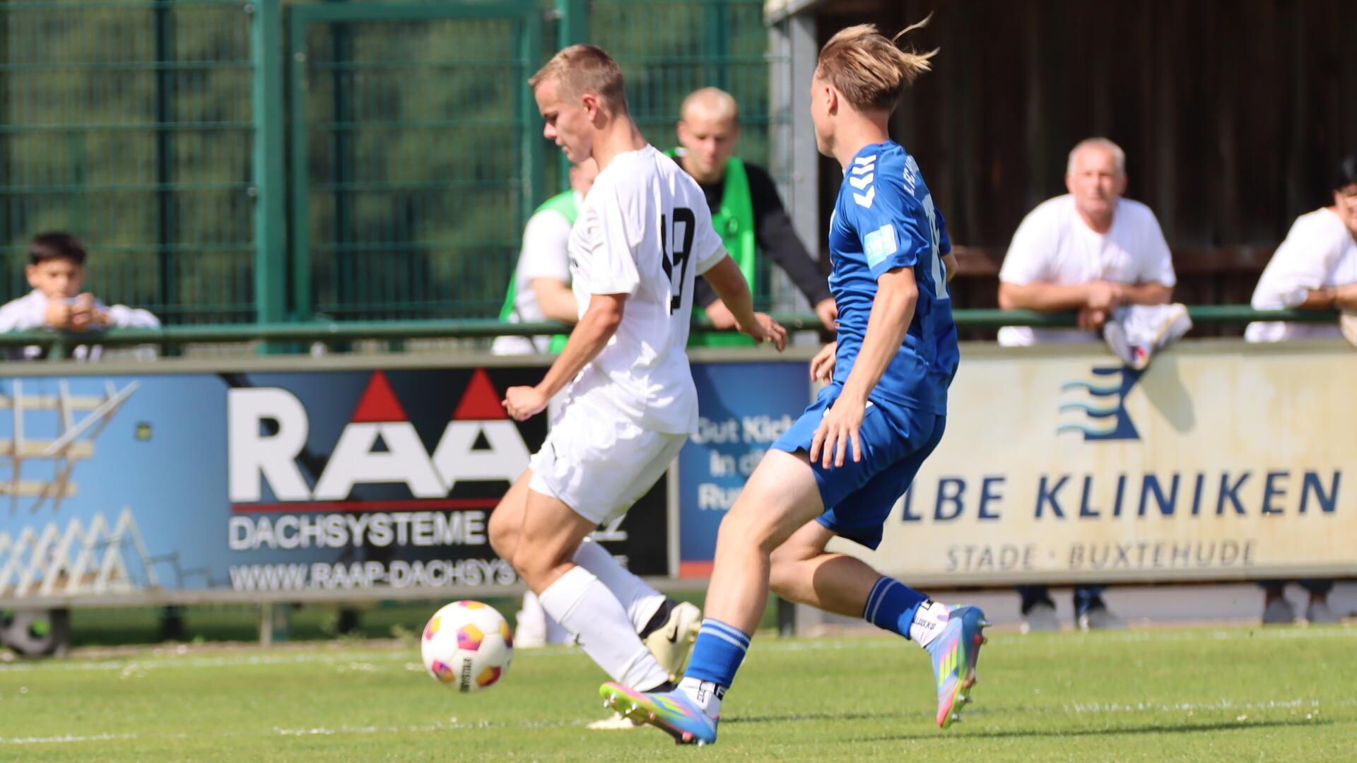 Jaron Kaiser (am Ball) markierte beim 4:2-Sieg gegen Norderstedt zwei Tore für den JFV A/O/B/H/Heeslingen.