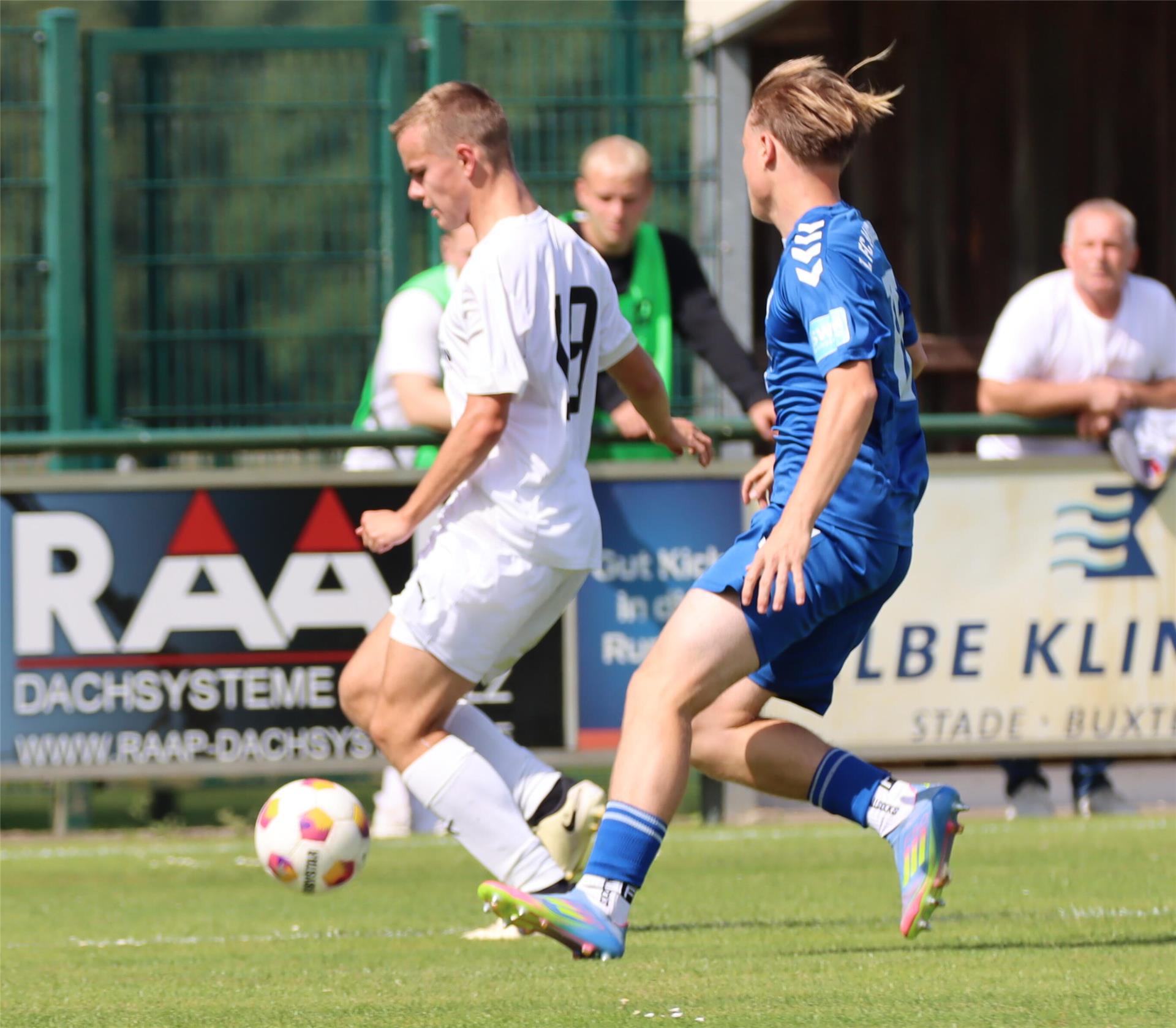 U19 A/O/B/H/Heeslingen wirft mit 2:0 Sieg Magdeburg aus dem DFB-Pokal Jaron Kaiser im Laufduell - der flinke Stürmer musste später mit einer Knieverletzung ausgewechselt werden.