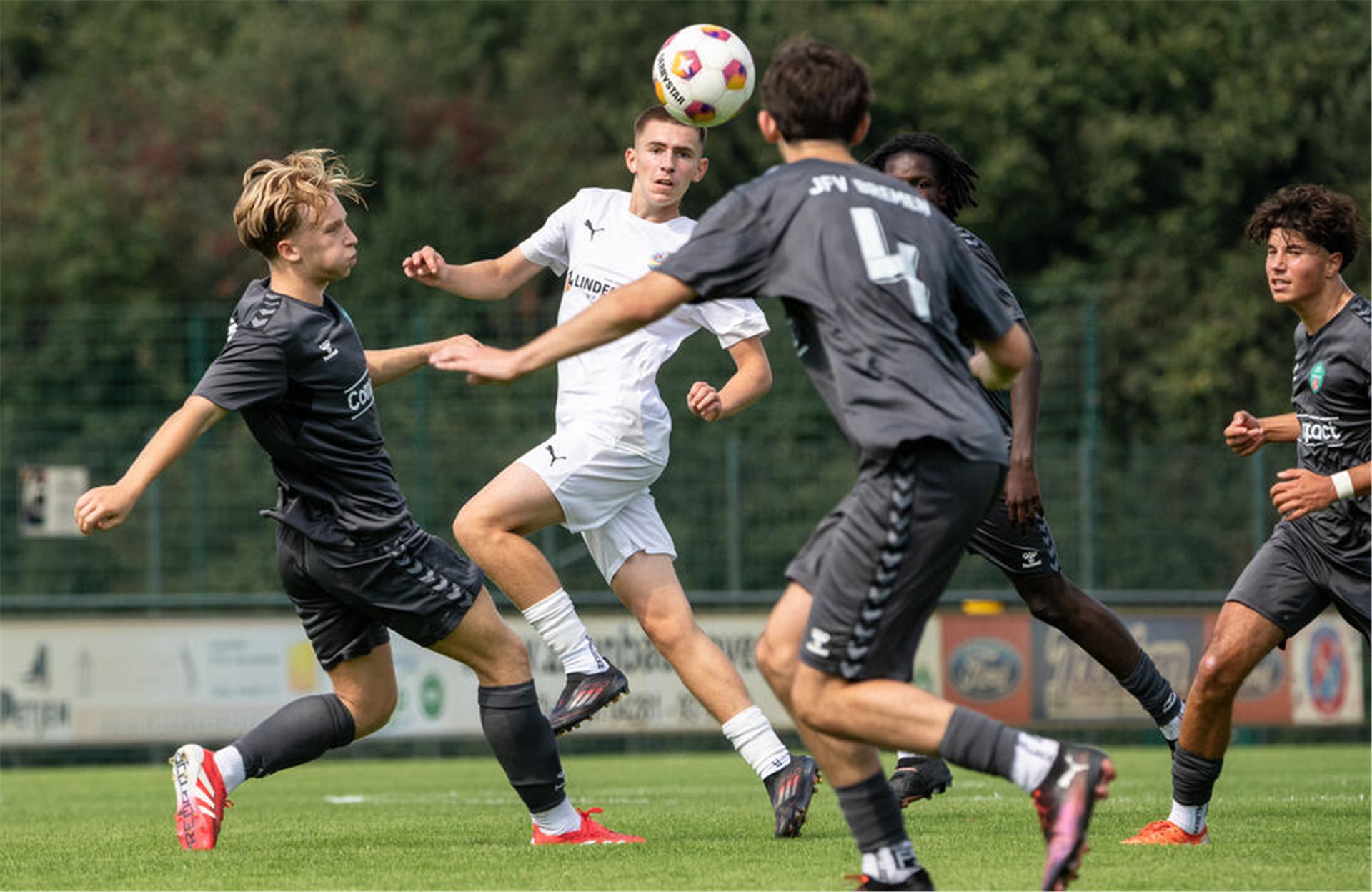 Jason Marahrens überspielt die gegnerische Defensive mit einem Heber.