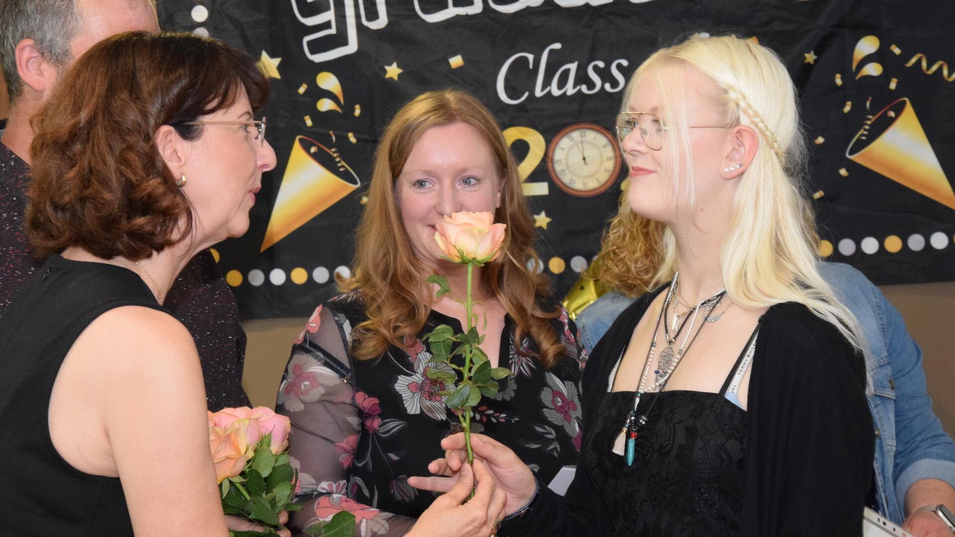 Jeder Abschlussschüler und jede Abschlussschülerin erhält eine Rose mit dem Zeugnis.