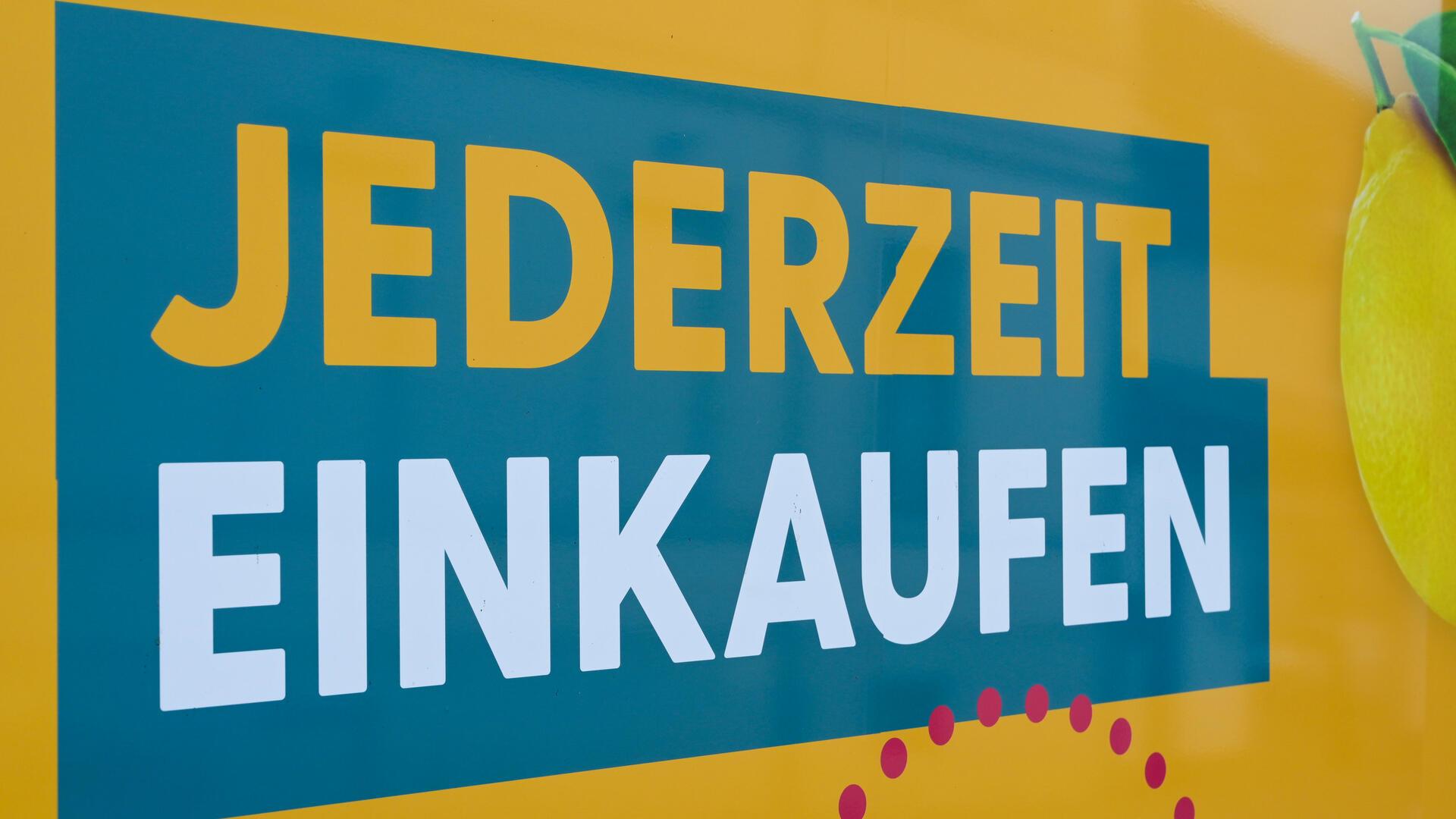 In großen Buchstaben steht auf einem Aushang "JEDERZEIT EINKAUFEN".