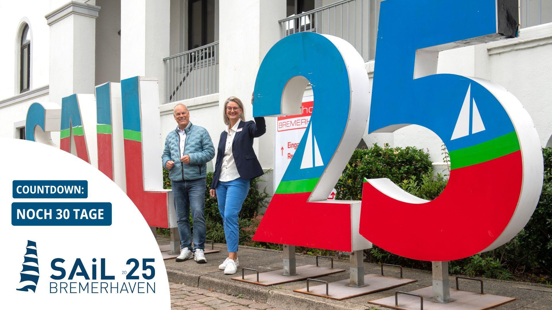 Jens Grotelüschen (links) und Havenhostel-Regionalleiterin Andrea Schirmer präsentieren den SAIL-Schriftzug.