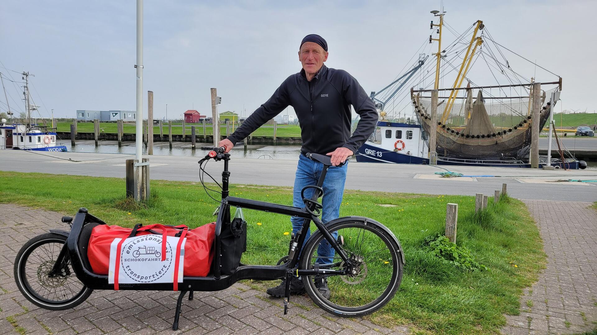 Jens Testorf aus Sievern liefert Bio-Schokolade aus Amsterdam zum Nationalpark-Haus in Dorum-Neufeld.