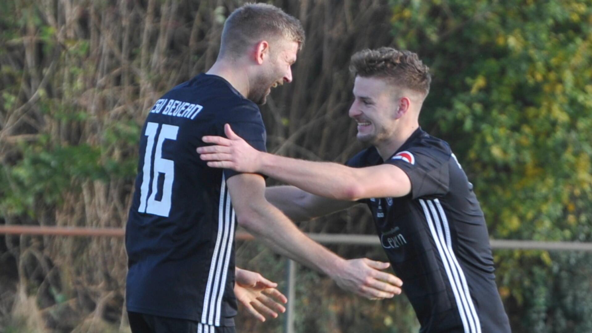 Jeremy Schramm (re.) brachte den TSV Bevern gegen den FC Nordheide in Führung. Links: Alexander Burfeind.