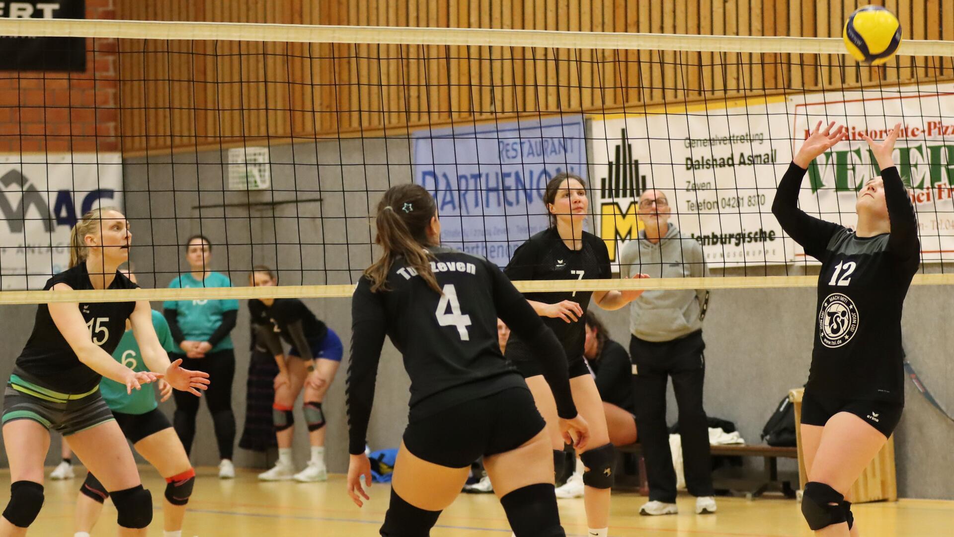 Jessica von Bargen (Nummer 12) setzte ihre Angreiferinnen am Netz immer wieder geschickt ein, aber gegen den starken Block der beiden Teams aus Hannover war es schwer, präzise Schmetterbälle zu setzen.