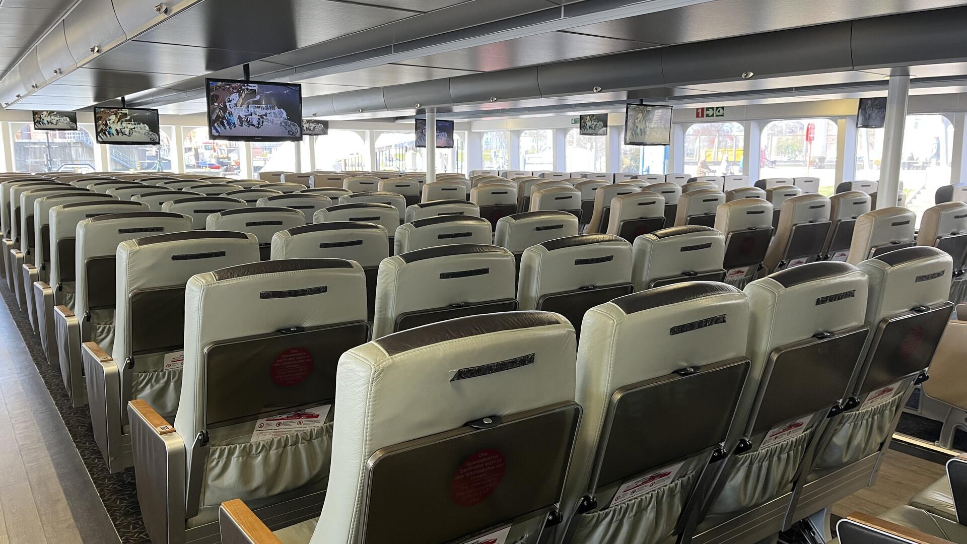 Blick auf Sitzreihen. Der Halunder Jet im Test: 7 Unterschiede zur Fahrt mit dem Seebäderschiff.

Wie im Flugzeug sitzt man im Katamaran auf verschiedenen Decks. Je teuer, desto komfortabler.