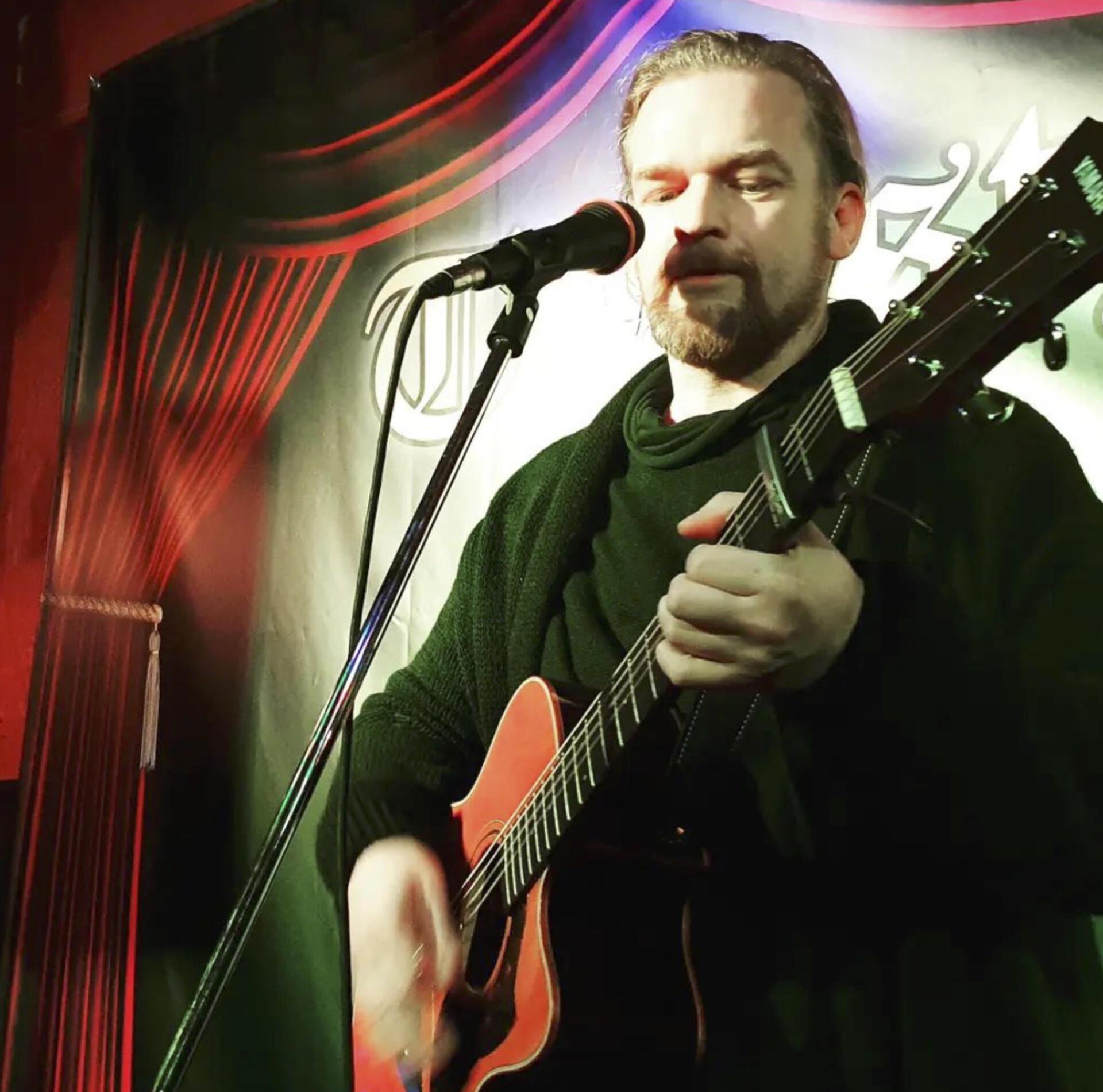 Mann mit Gitarre