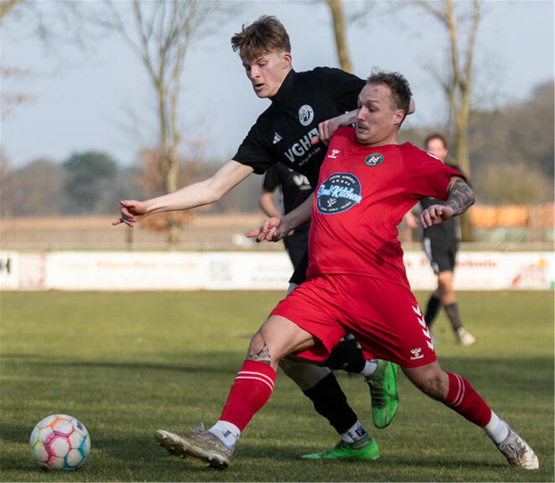 Kampf, Krampf, drei Punkte – TSV Bülstedt/Vorwerk ringt den FC Nordheide nieder Joel Hoops (hinten) hat hier das Nachsehen gegen Heiko Albers, später entschied er das Duell für sich und traf zum 2:0 für die Gastgeber.