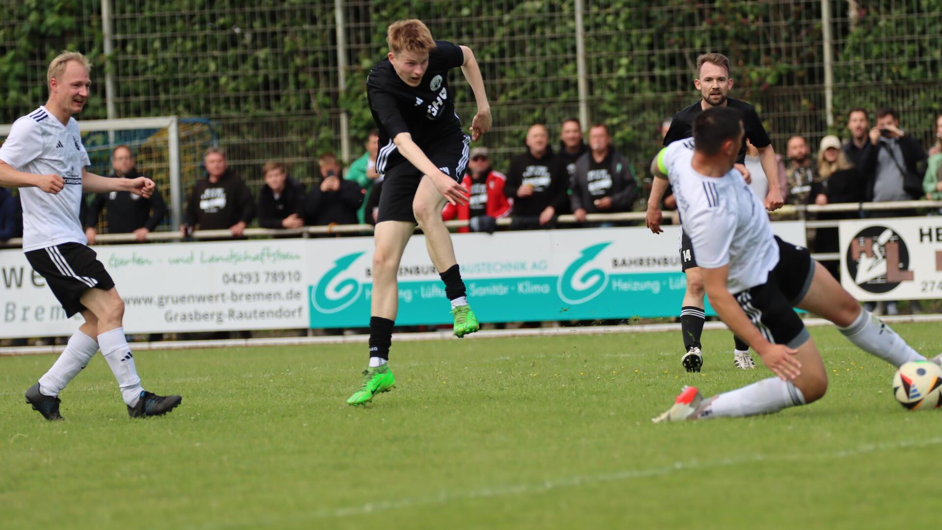 Joel Hoops trifft zum 2:0 gegen den SV Löhnhorst. Die Treffsicherheit des Dreifach-Torschützen wird auch gegen Fischerhude gefragt sein.