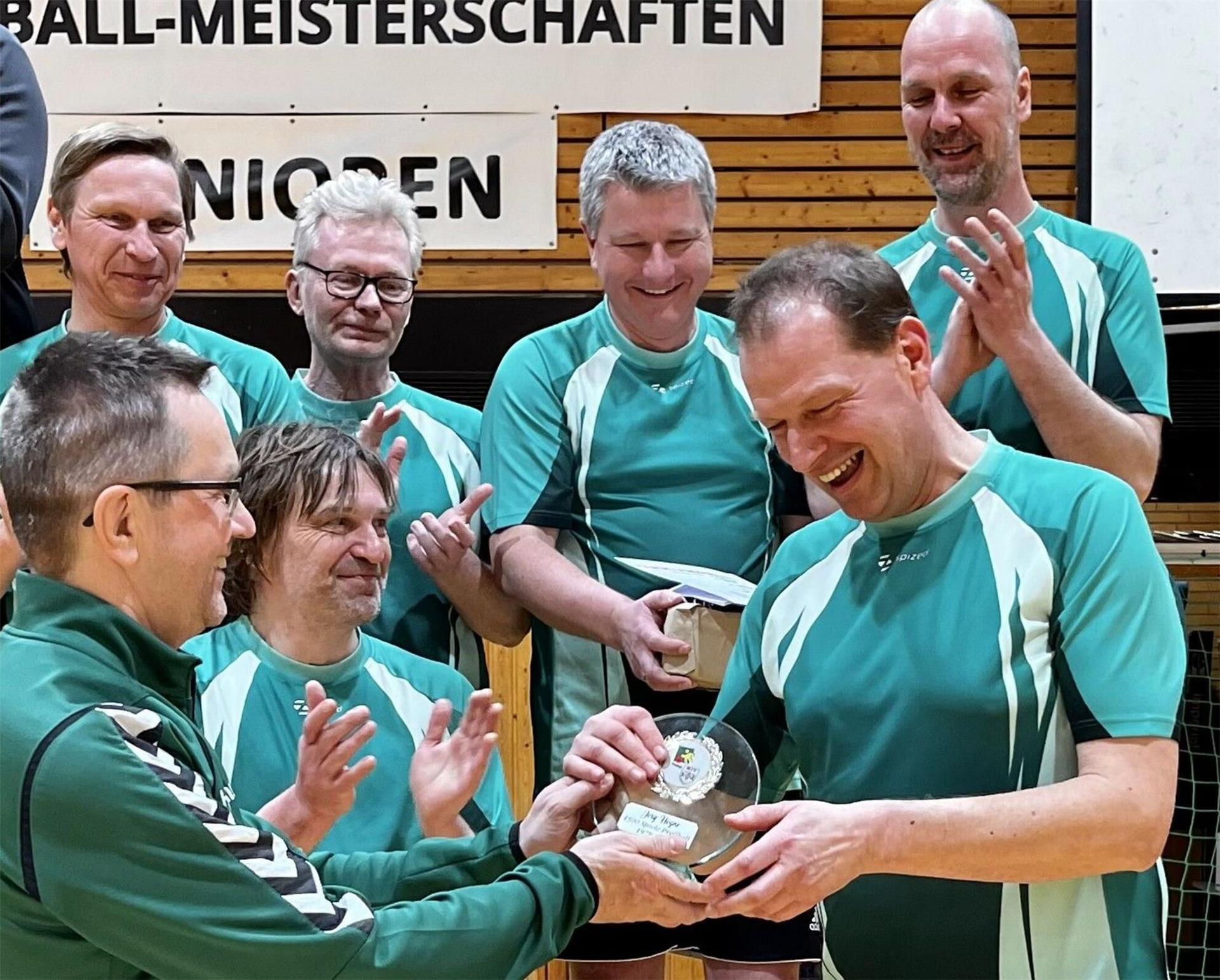 Jörg Höyns wurde von seinen Mitspielern mit einem kräftigen Applaus für seine 1500 Prellball-Spiele geehrt.