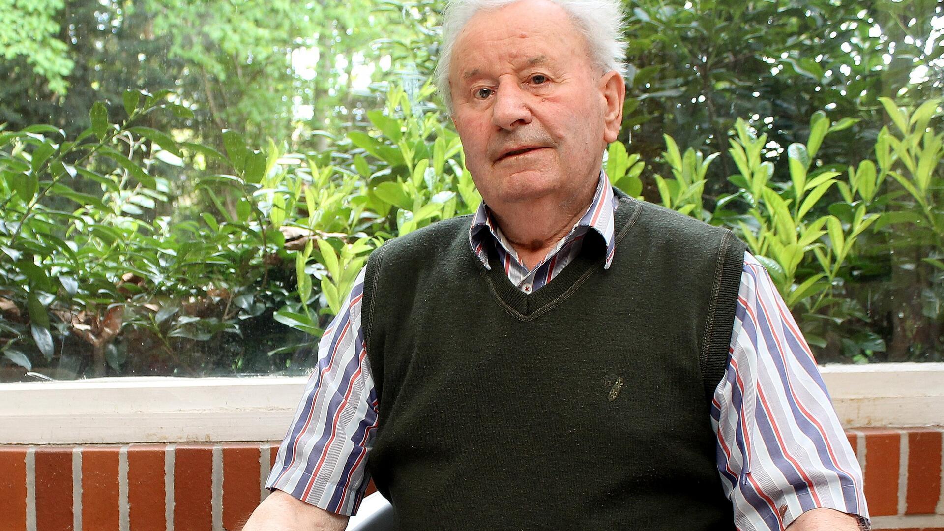 Johann Meinke hat neben vielen Unterlagen auch Kontorbücher, die sein Vater zu Kriegszeiten sorgsam führte, aufgehoben.