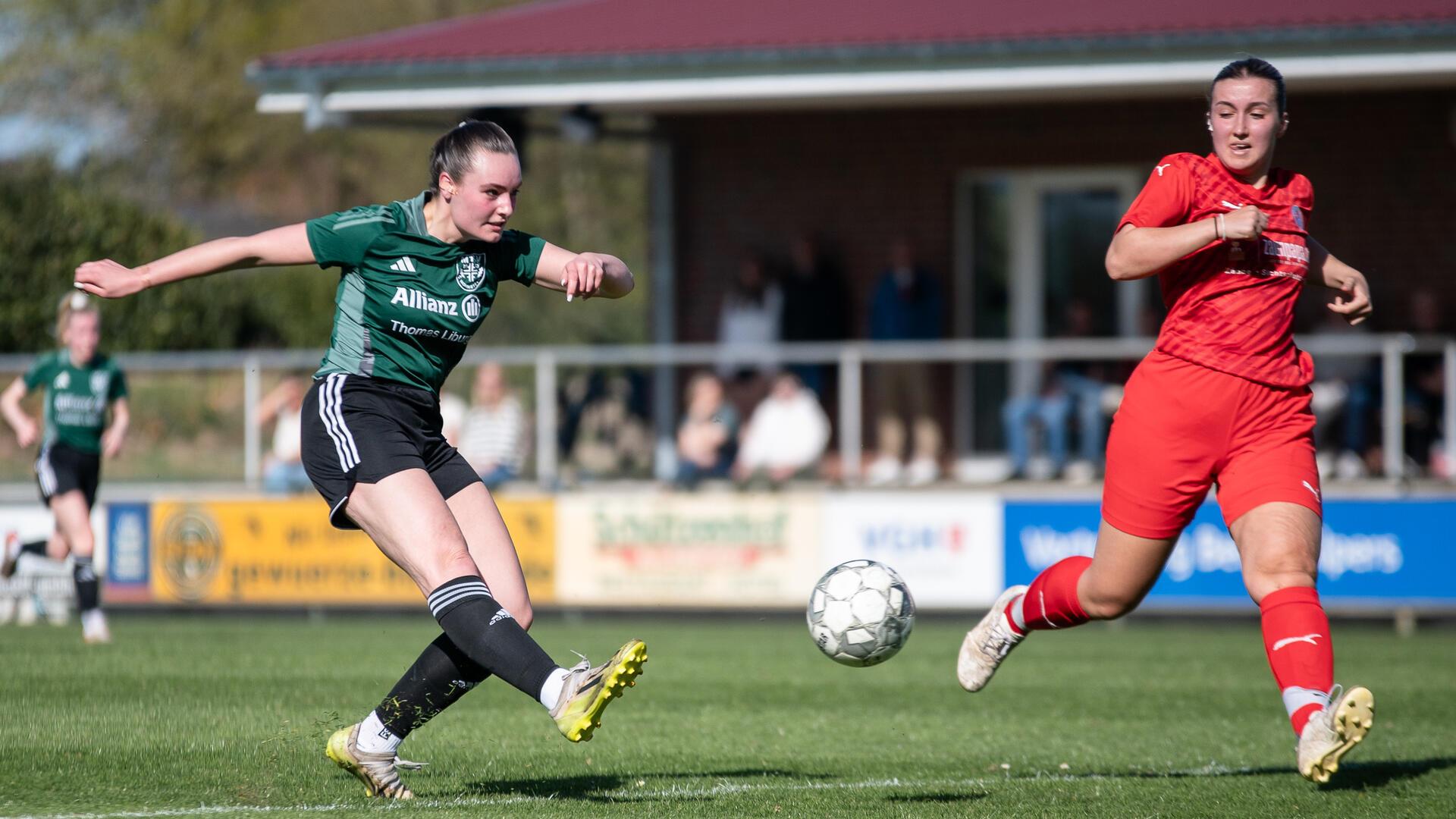 Johanna Brunkhorst mit einem der wenigen Abschlüsse der Wohnster Fußballerinnen im Spiel gegen Ahlerstedt/Ottendorf II.