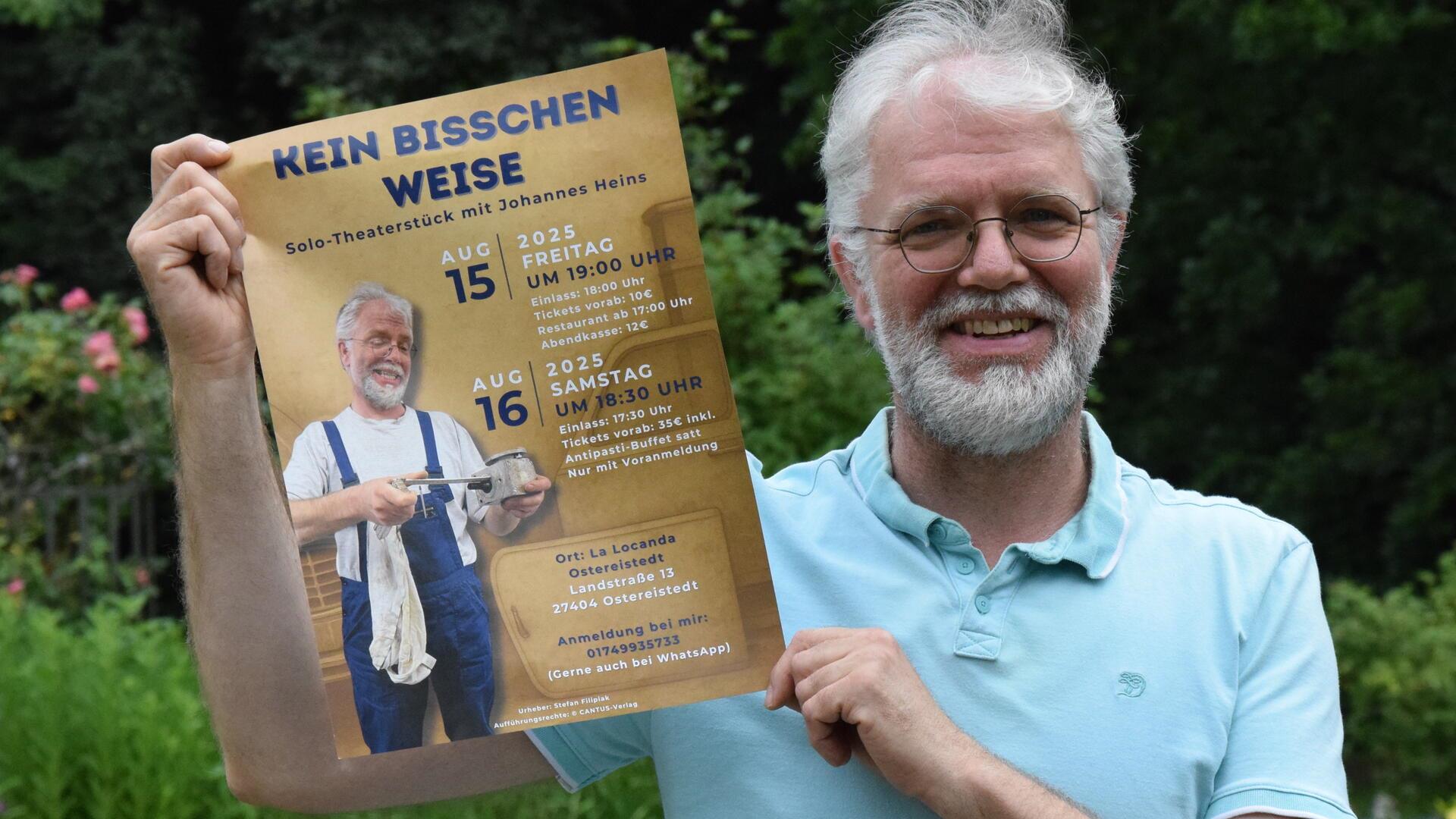Johannes Heins zeigt ein Plakat.