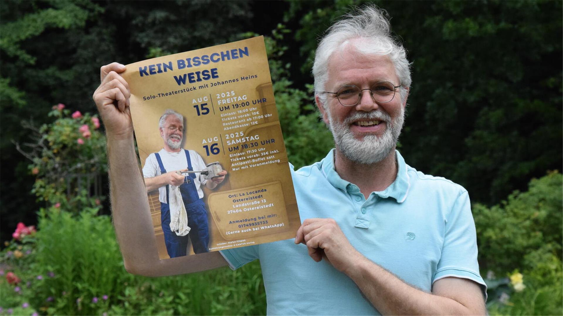 Johannes Heins mit Theaterplakat.