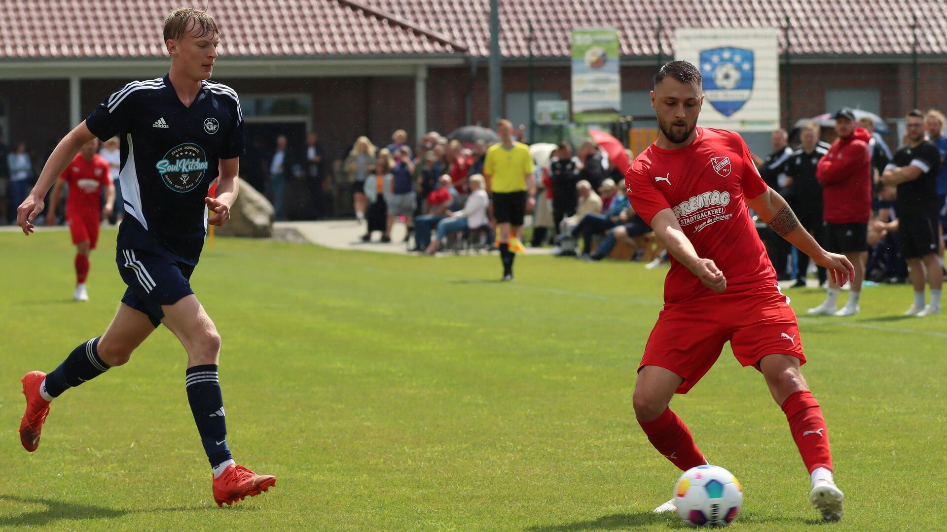 Jonah Rehder (links) erzielte gegen die FSV Hesedorf/Nartum zwei Tore beim wichtigen 3:1-Heimsieg auf eigenem Platz.