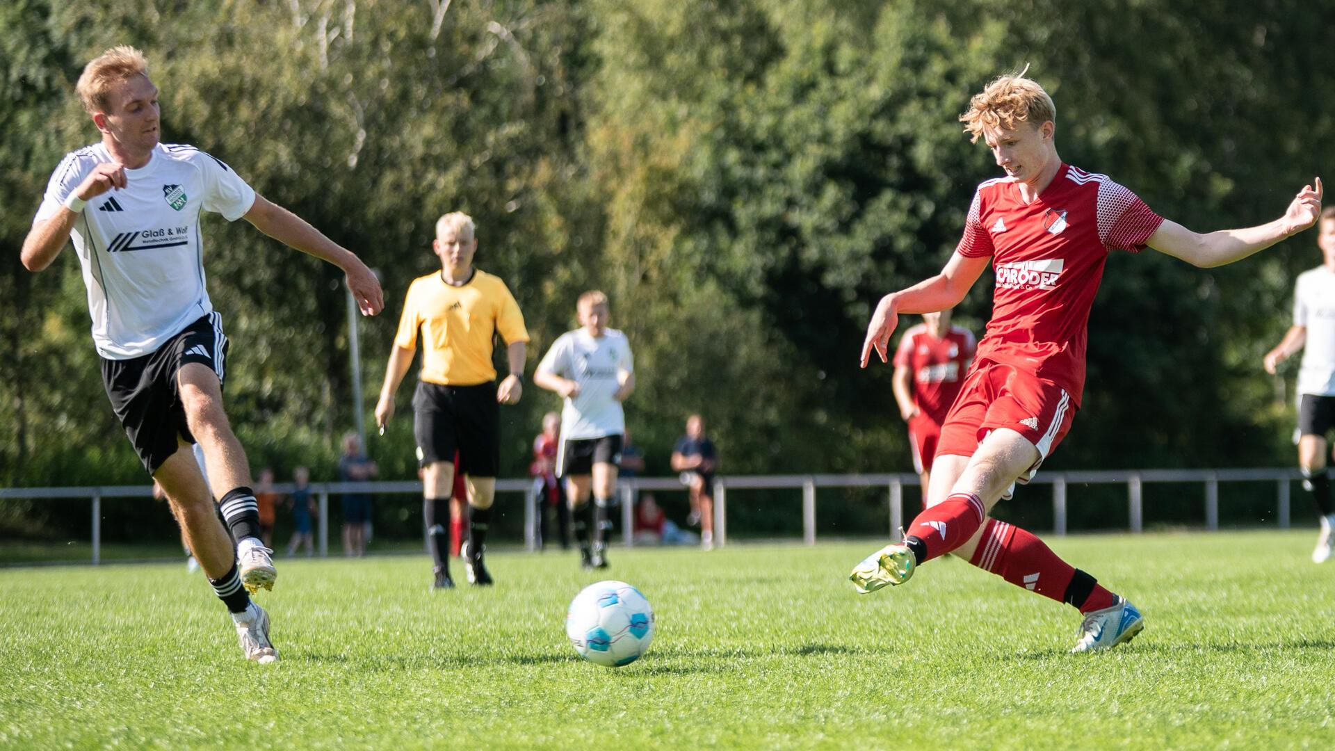Jonas Postels trifft hier zum 2:0, Alexander Wagner kann nicht mehr entscheidend stören.