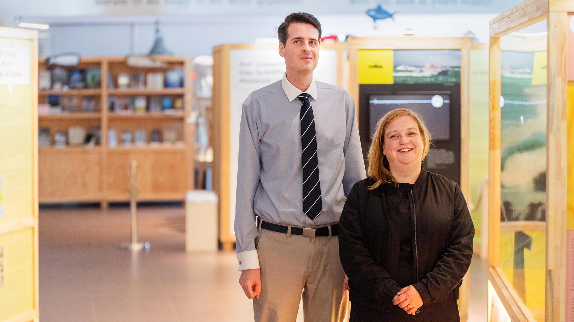 Joosten Müller (wissenschaftlicher Volontär) und Marleen von Bargen (wissenschaftliche Kuratorin) vom Deutschen Schifffahrtsmuseum in Bremerhaven in der Ausstellung „Große Geschichten – kleine Schiffe“.