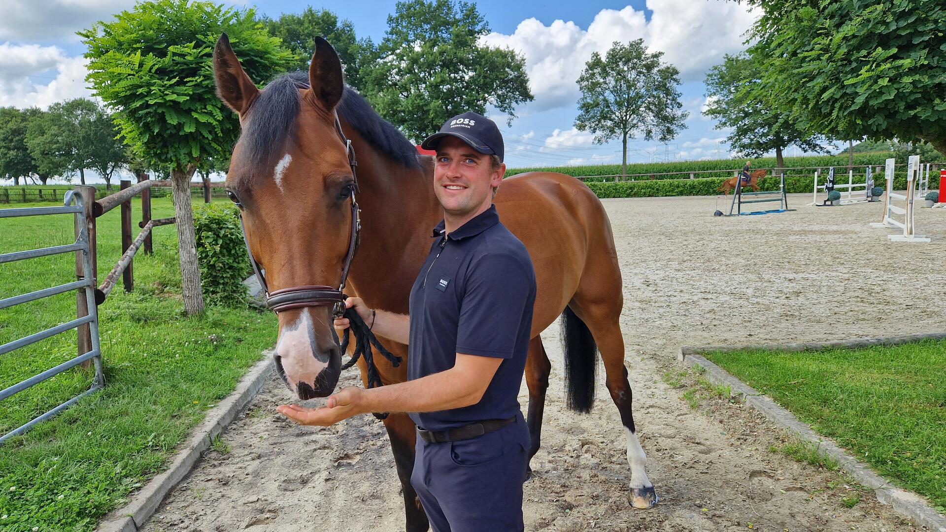 Ein Mann mit einem Pferd