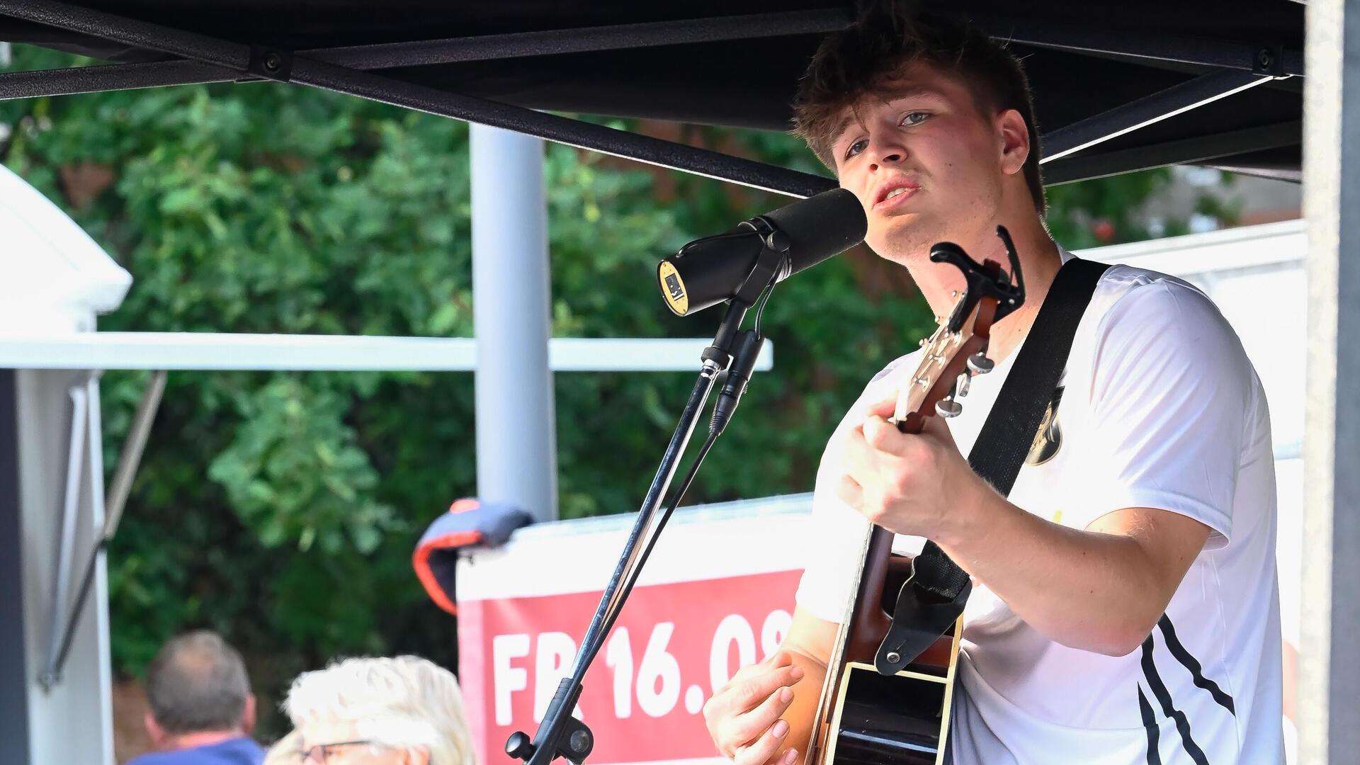 Joschua Lüdemann aus Helvesiek startet mit seiner Musik durch.