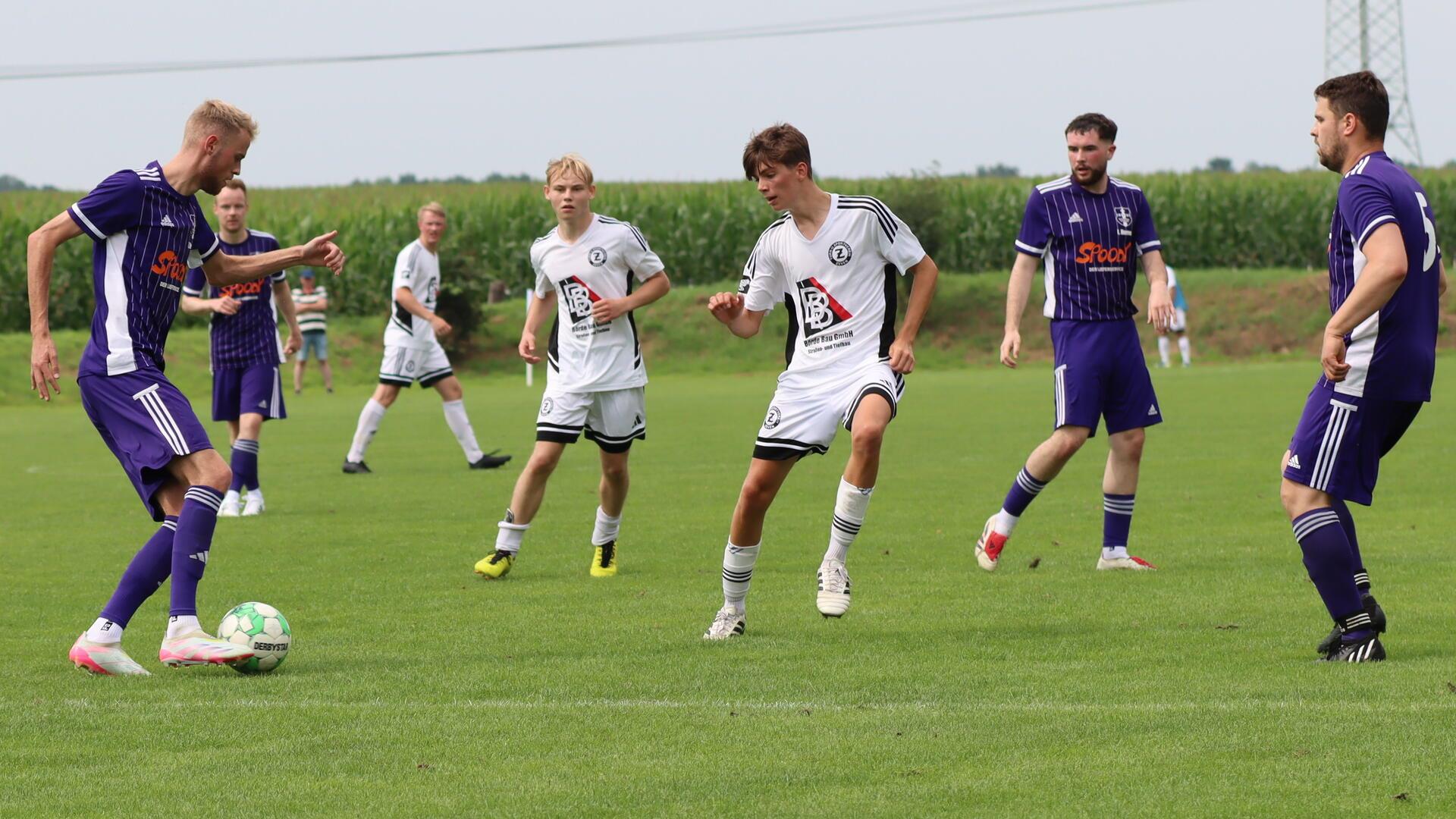 TuS Zeven gewinnt mit 2:0-Sieg gegen Steddorf erneut den Samtgemeindepokal Josh Klindwort (Mitte) war für die Abwehr der Teutonen ein ständiger Unruheherd, blieb im Finale jedoch ohne Torerfolg.
