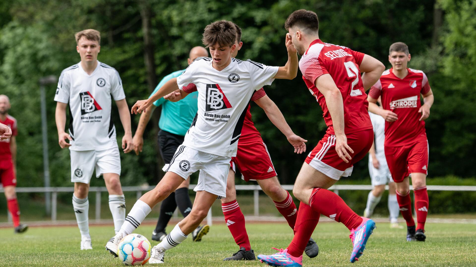 Josh Klindwort war besonders im Offensivspiel aktiv für den TuS Zeven, legte das 2:1 für Armel Arakaza auf.