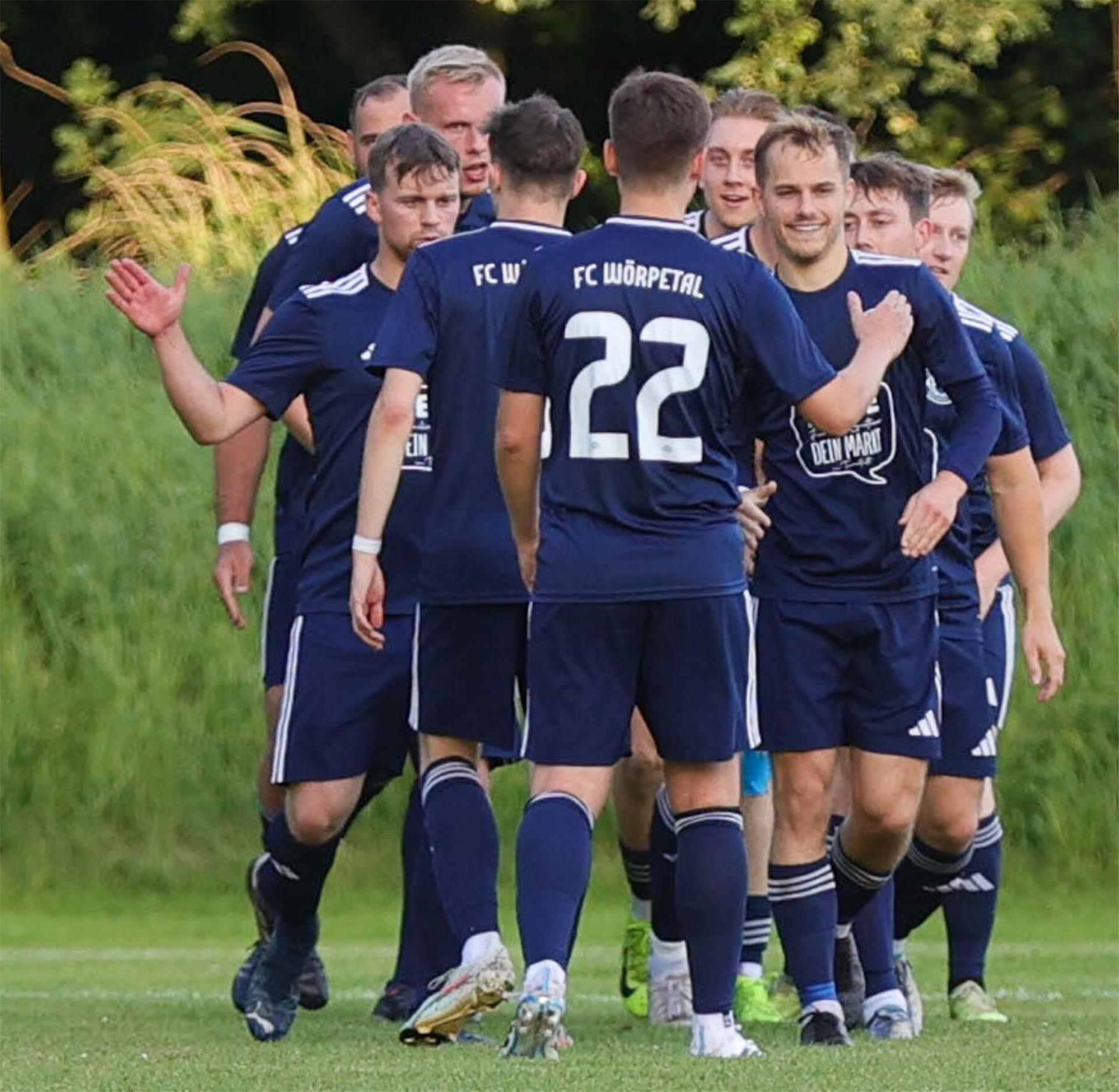 Pokal-Krimi in Karlshöfen: Favorit Wörpetal wankt, fällt aber nicht Jubel beim FC Wörpetal - soeben hat Bent-Niklas Otten das 2:0 für den Kreisligisten erzielt.