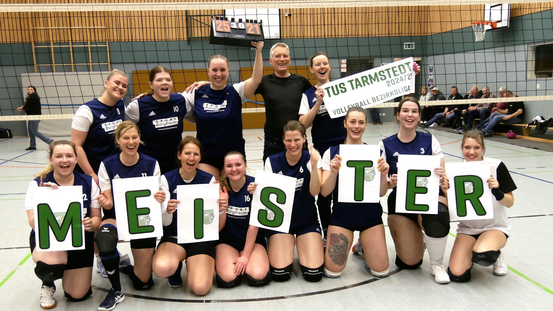 Jubel beim TuS Tarmstedt. Das Volleyballteam der Frauen wurde Bezirksmeister. Ab der kommenden Saison spielen die Frauen um Trainer Frank Stahlberg in der Landesliga.