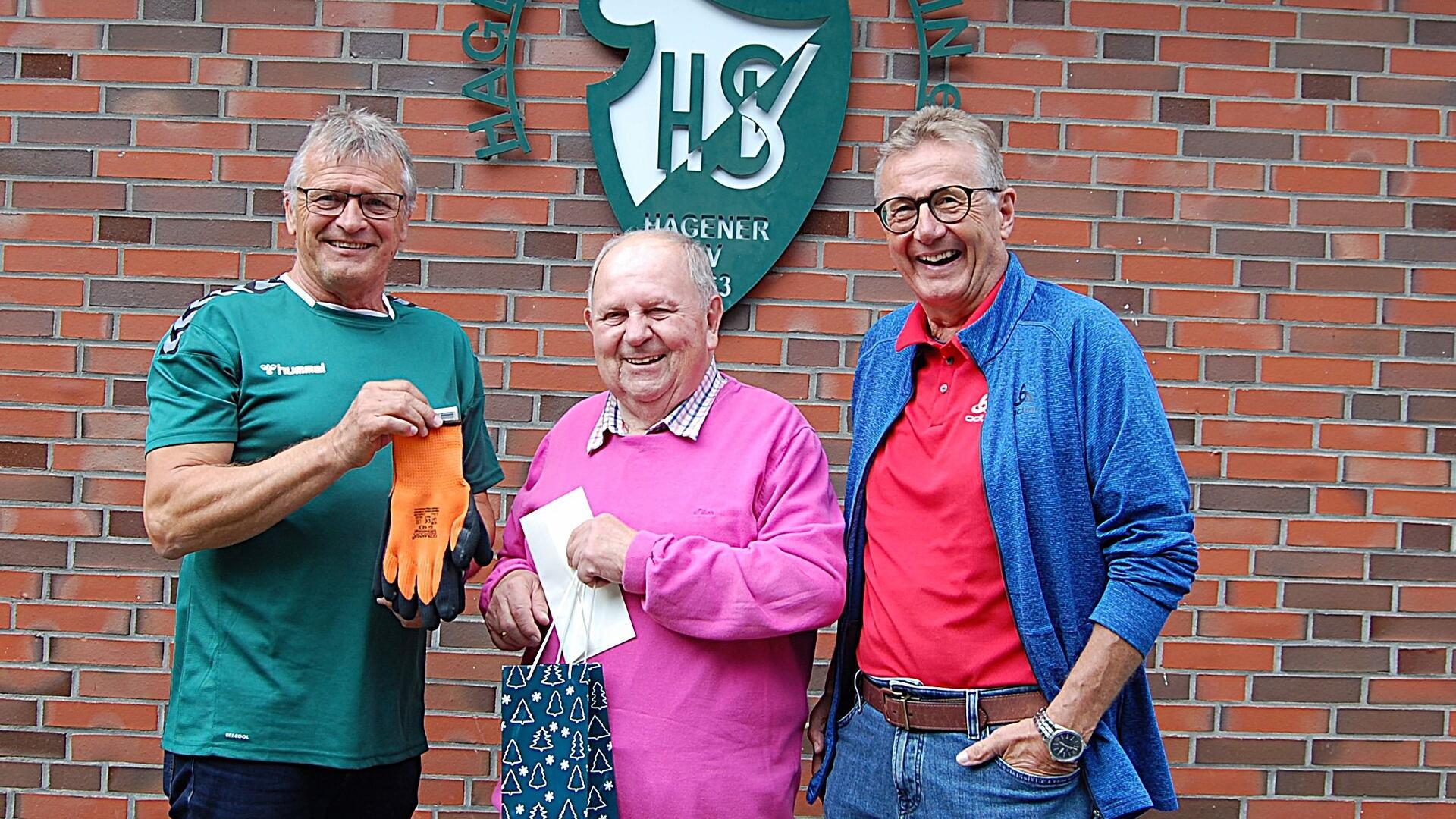 SV Hagen (von links): Wilfried Roes (Vorstand), Karl Hartmann (Jubilar), Bernd Krauthoff (Vorsitzender)