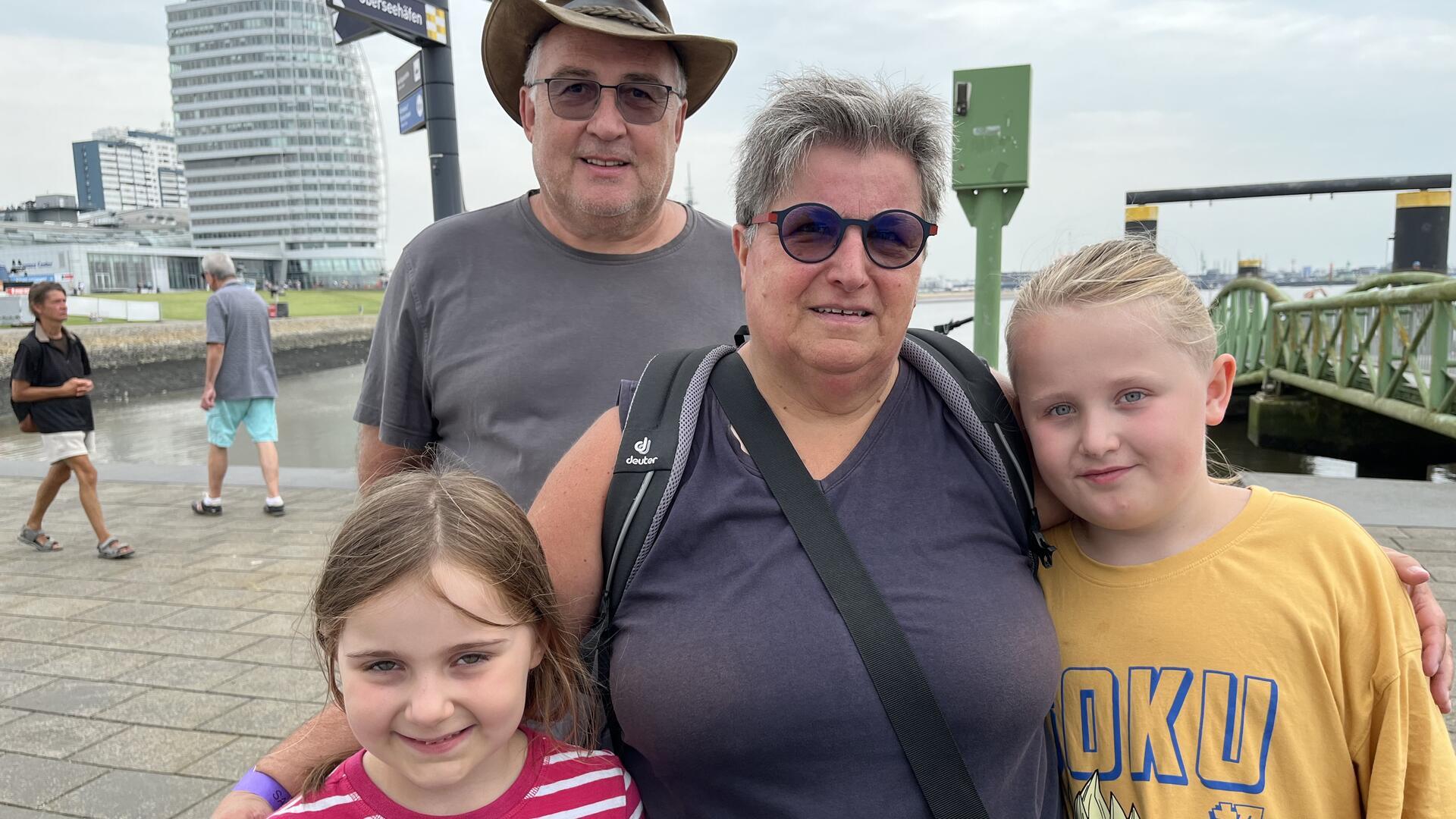 Ein älteres Paar mit Enkelkindern in Bremerhaven. 