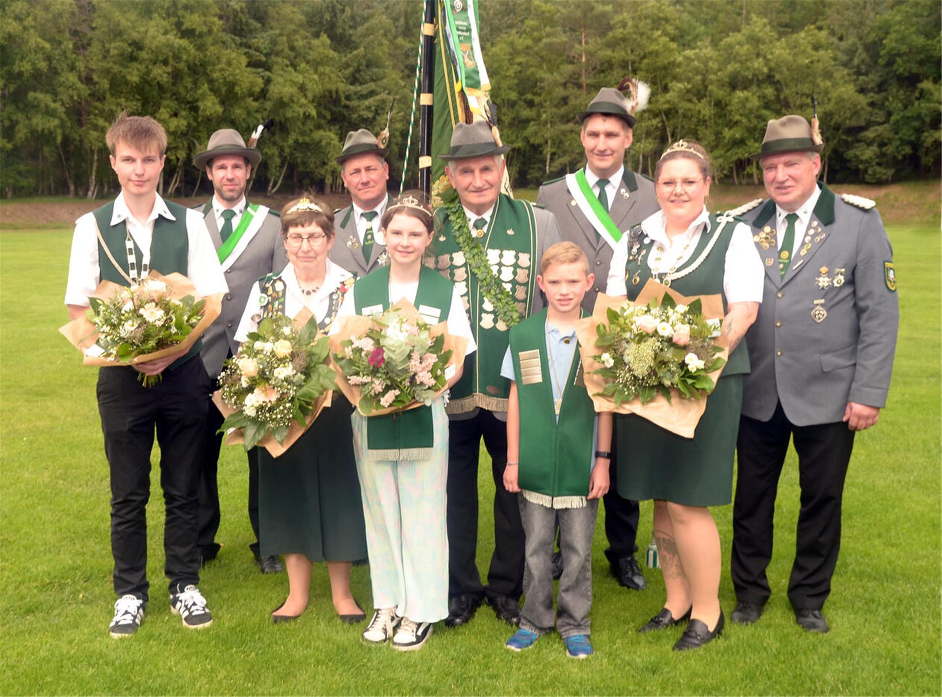 Jugendkönig Moritz Steffens, Marcel Eckhoff (Fahnengruppe), Ursula Brandt (Königin), Mario Prietz (Fahnengruppe), Lina Eckhoff (Kinderkönigin), Heinrich Brandt (Schützenkönig), vorne Fynn Imbusch (Kinderkönig), Björn Brandt (Fahnengruppe), Johanna Lakawe-Eckhoff (Schützenkönigin), Michael Brandt (Präsident).
