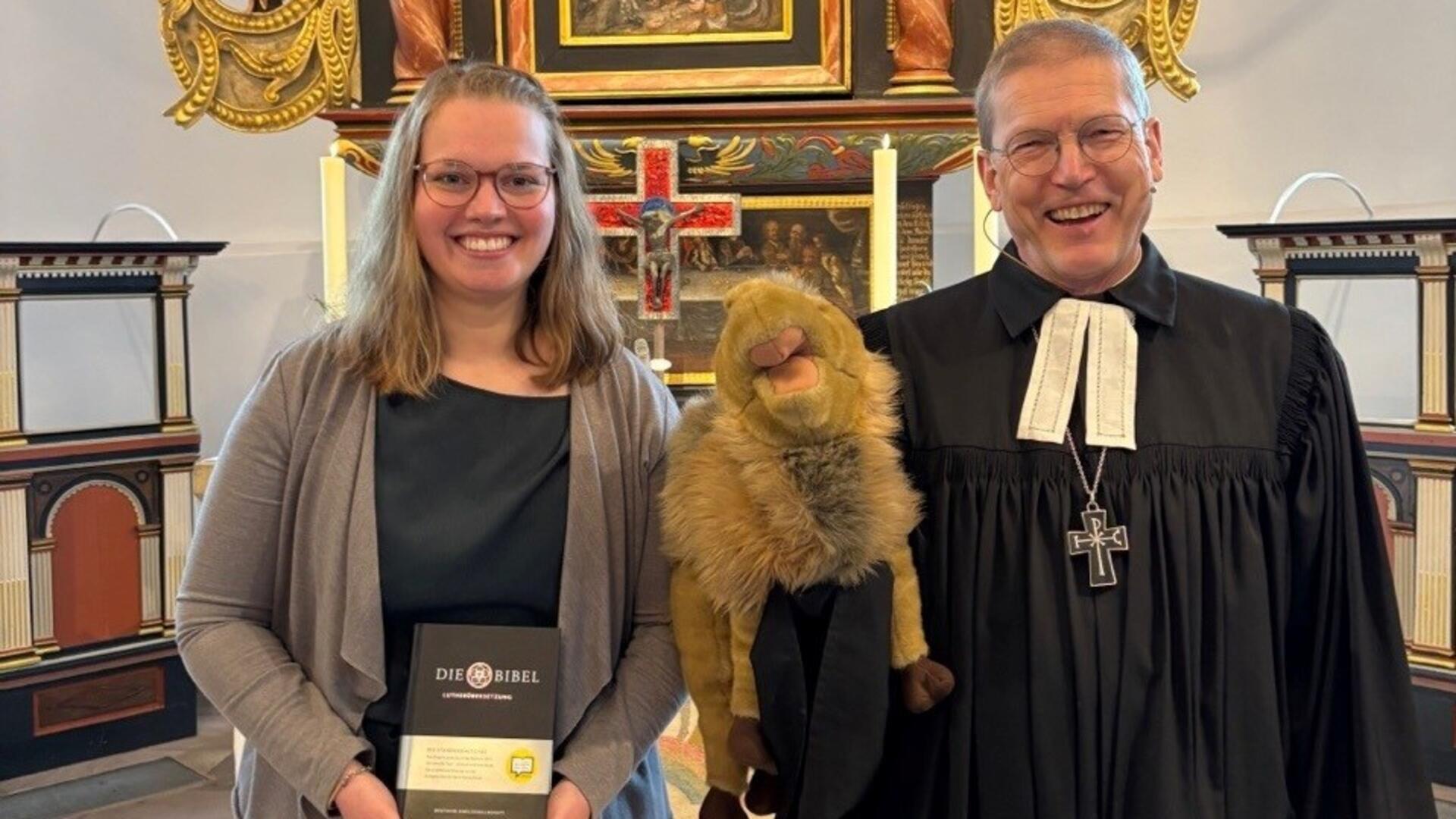 Regionalbischof Hans Christian Brandy mit Kamel bei der Einsegnung von Julia Schöler.