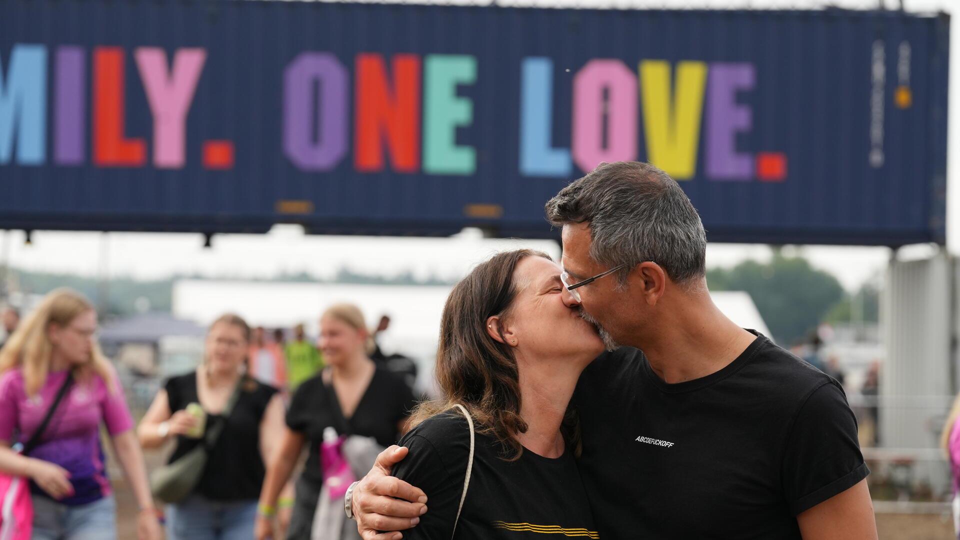 Julia und Mark aus Kiel machen es vor: Das Deichbrand 2025 ist voller Liebe.