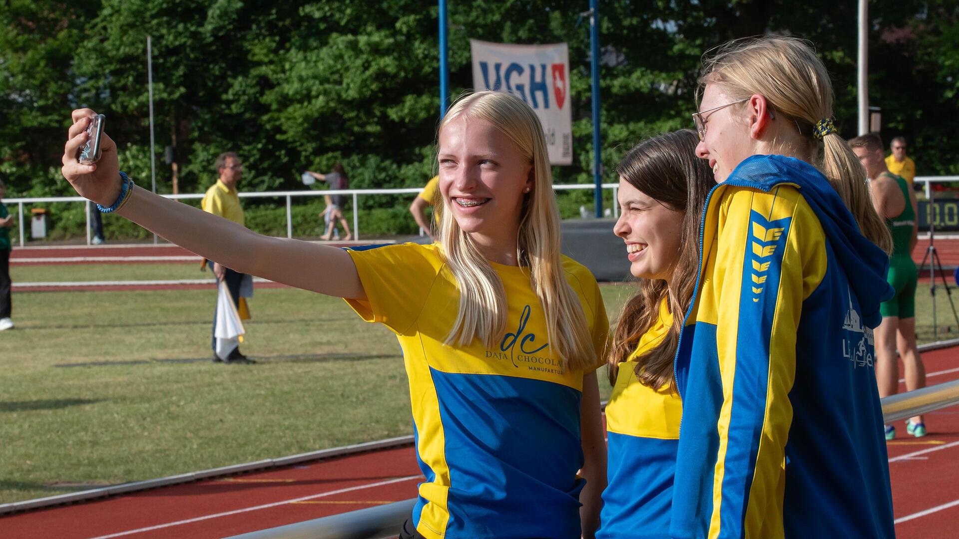 Junge Athletinnen aus ganz Norddeutschland - wie dieses Trio aus Flensburg - finden das Pfingstsportfest richtig klasse und finden es cool, so viele namhafte Athleten zu sehen.