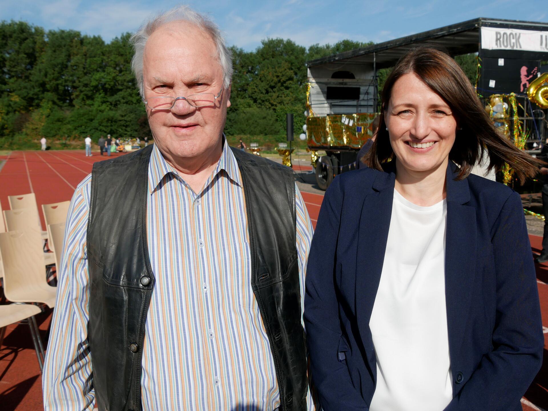 KGS-Leiterin Sandra Pohl freut sich, dass Dieter Stuckenschmidt, der erste Elternschulsprecher der KGS, extra aus Hannover gekommen ist.