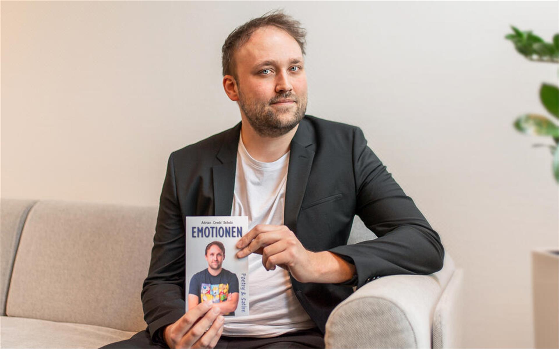 Kabarettist und Poetry Slammer aus der Wurster Nordseeküste: Adrian „Credo“ Scholz stellt erstes Soloprogramm vor. Die Texte hat er auch veröffentlicht.