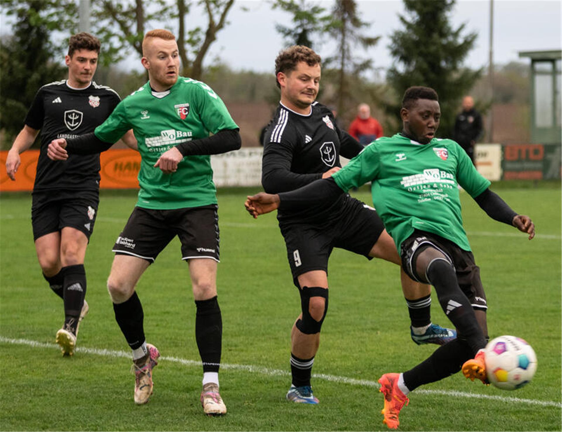 Derby-Abend mit vier Teams, zehn Toren und vielen Emotionen Kaira Sidibeh vom FC Ostereistedt/Rhade (rechts) ist hier vor dem Ummeler Simon Gerken am Ball.