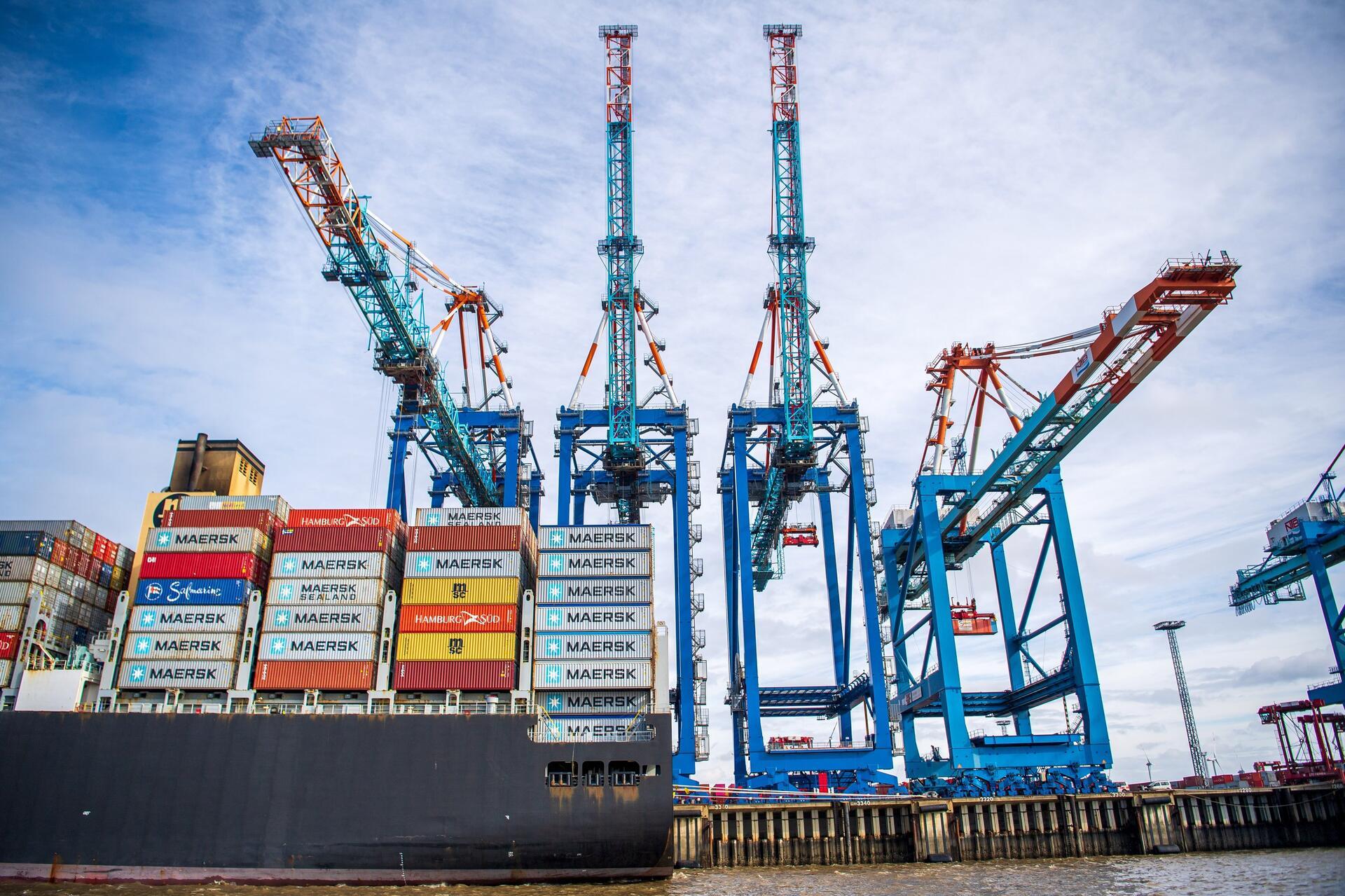 (mit Audio) Lauter Ton schreckt Bremerhavener aus dem Schlaf – neue Hinweise Blick auf Schiff an der Containerkaje: Rätselhaftes Geräusch weckt Menschen in Bremerhaven. Kam das Geräusch vom Hafen?