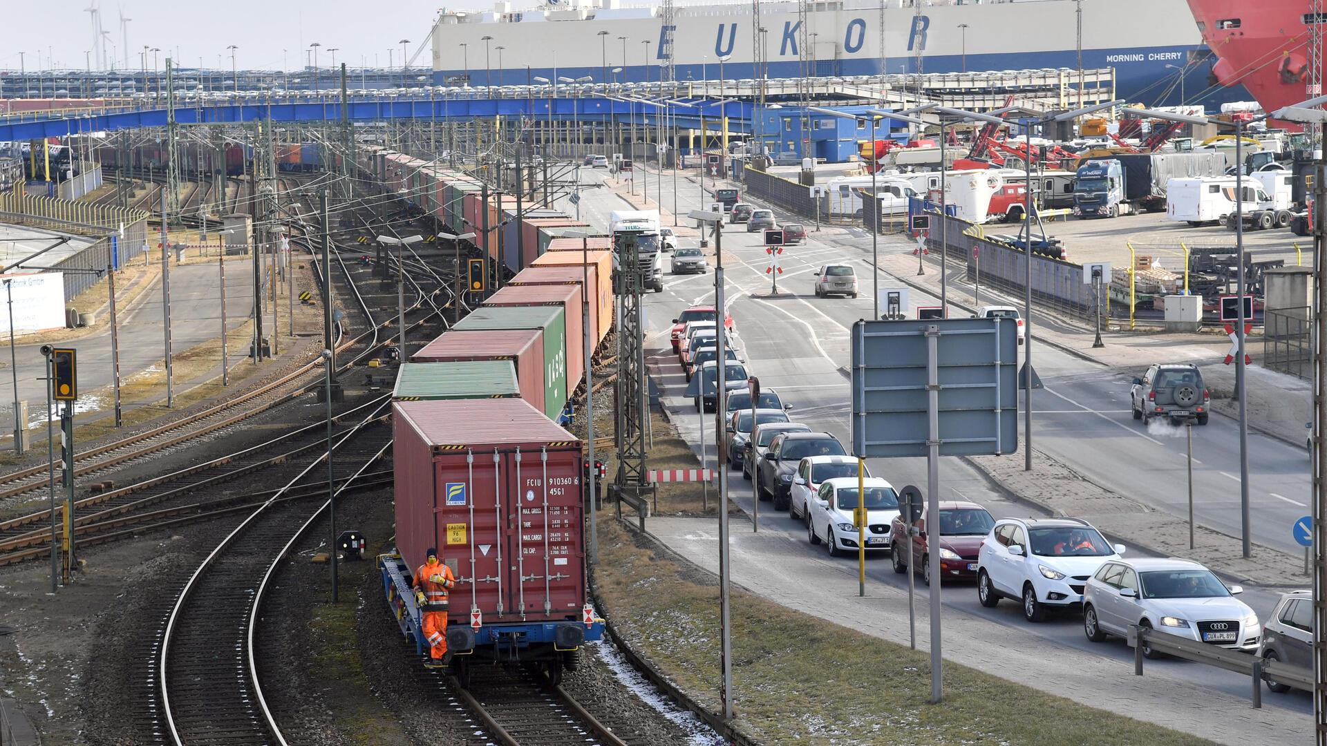 (mit Audio) Lauter Ton schreckt Bremerhavener aus dem Schlaf – neue Hinweise Blick auf Bahnwaggons mit Containern: Kam das rätselhafte Geräusch von der Bahnstrecke?