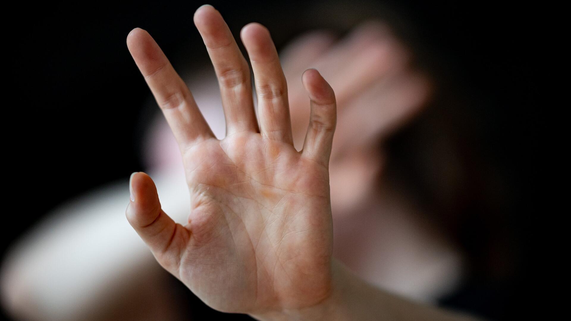 Eine Frau hält ihre Hände vor das Gesicht.   Kampf gegen Gewalt: Die Senatorin für Gesundheit, Frauen und Verbraucherschutz präsentiert Fortschritte im Bremer Landesaktionsplan.