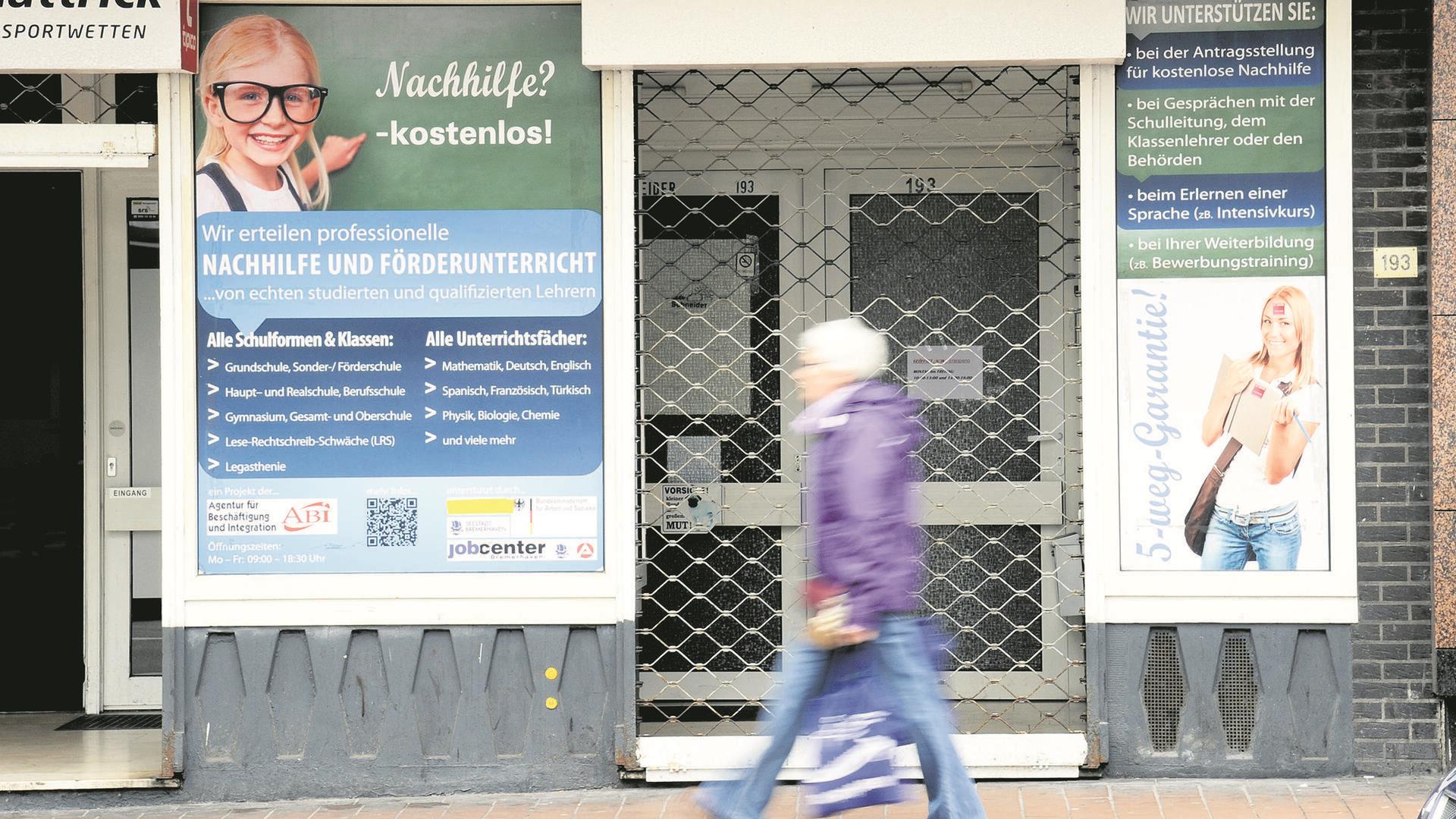 Frau passiert ein Ladenlokal.