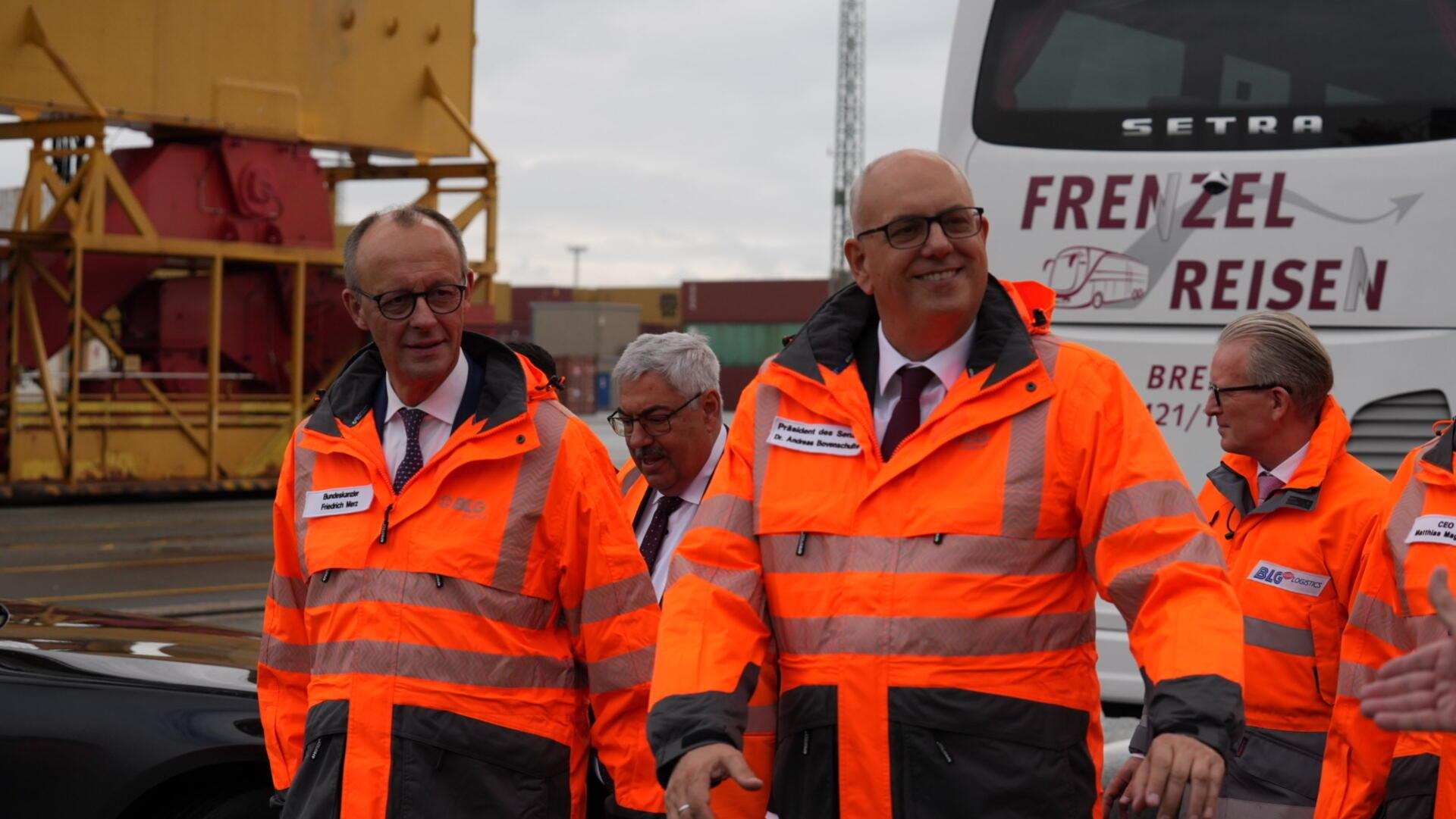 Kanzler Merz verspätet eingetroffen, Limousine statt Hubschrauber. Eurogate und BLG im Fokus seiner Hafenrundfahrt.