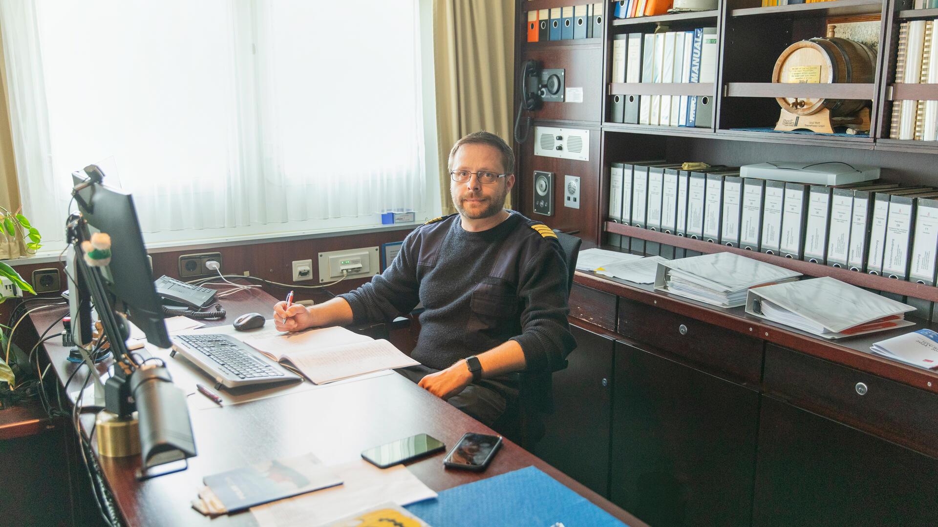 OP-Saal, Kachelofen, Pinguin-Deko: Blick ins Innere der „Polarstern“ Kapitän Felix Kentges aus Rostock in seinem Büro an Bord der „Polarstern“.
