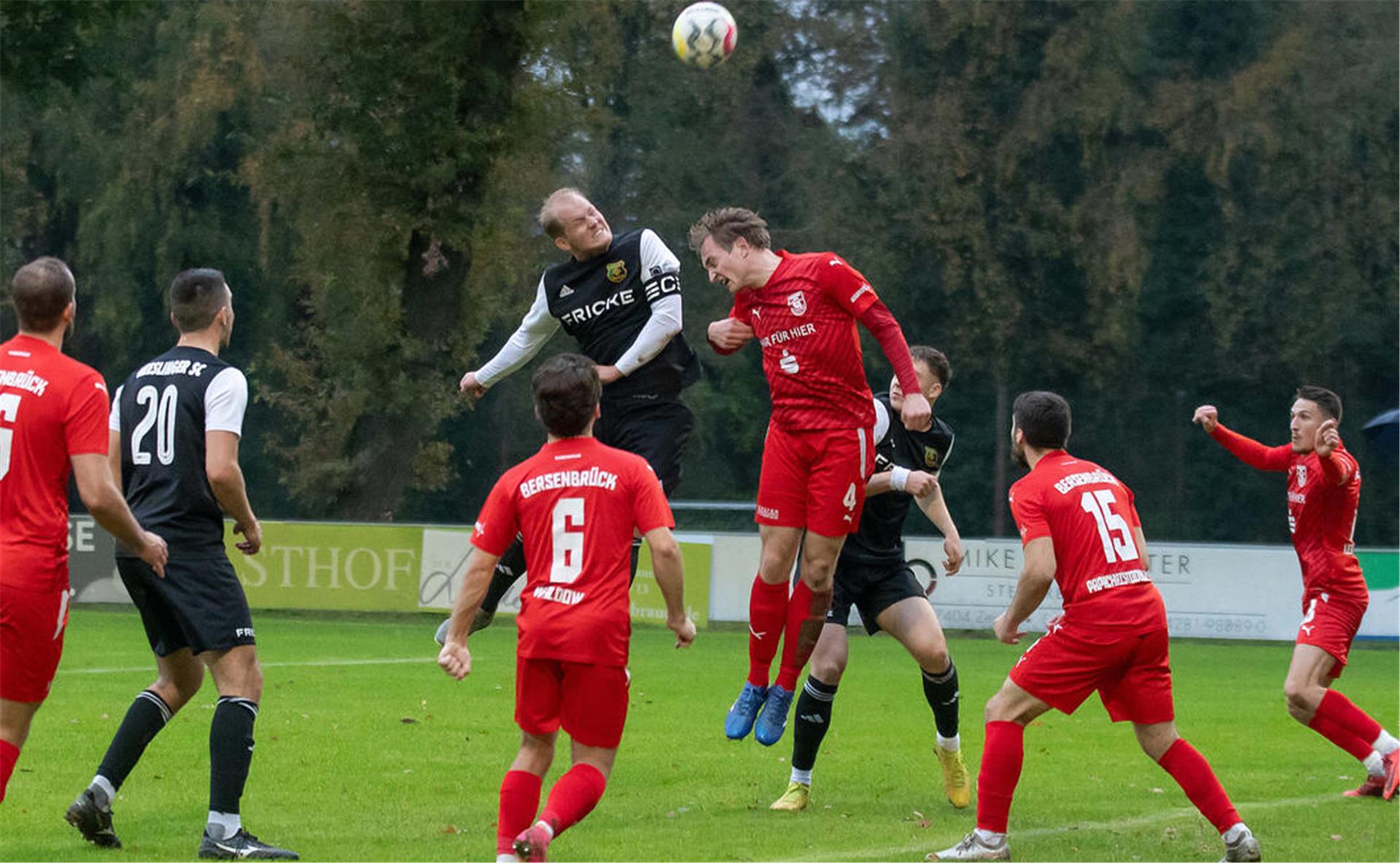 Kapitän Kevin Rehling, hier im Pokalspiel gegen Bersenbrück, hofft wie Trainer Malte Bösch auf einen erfolgreichen Rückrundenstart.