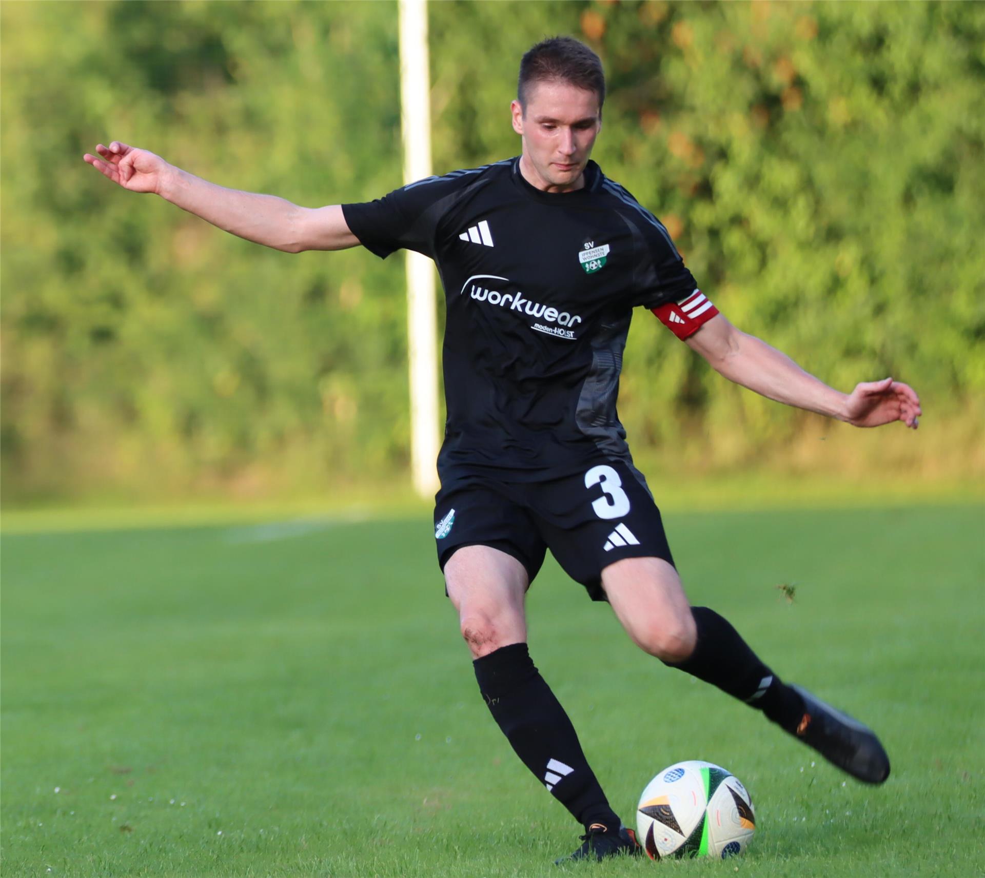 Ippensen scheidet mit 0:1 gegen Sottrum aus dem Bezirkspokal aus Kapitän Marco Klindworth schlägt einen Diagonalball, um die Sottrumer Abwehr zu überspielen.