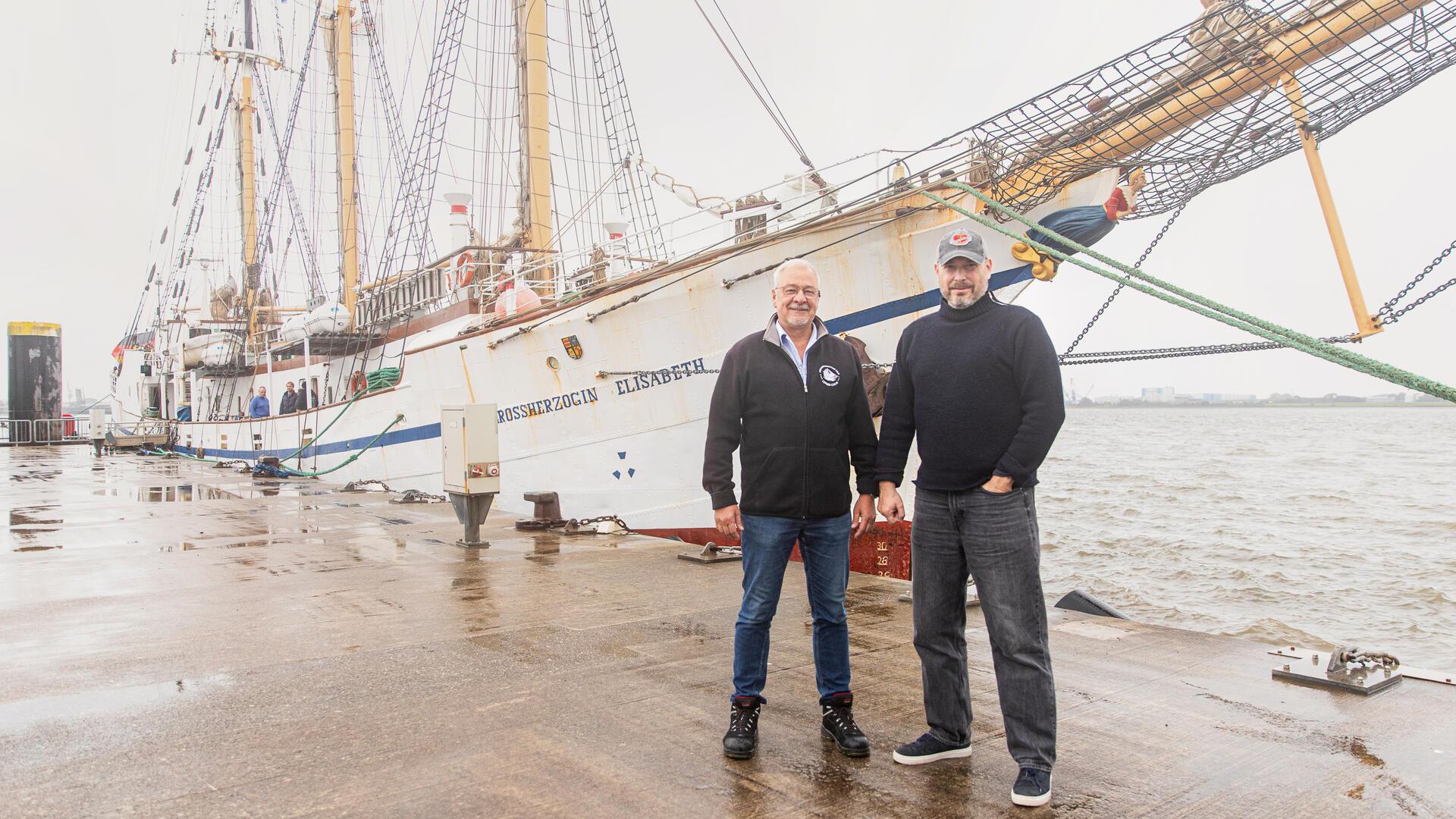 Kapitän Torsten Staffelt (links) und Verleger Stefan Krücken vor der „Großherzogin Elisabeth“ in Bremerhaven.