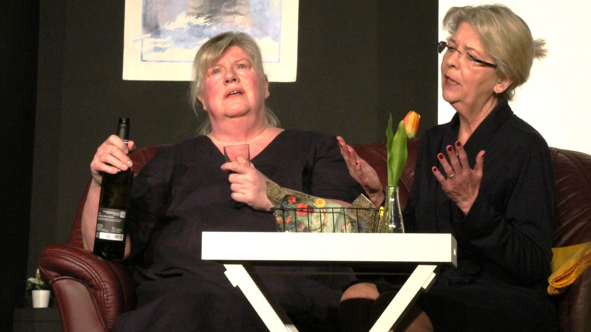 Karla (Ulrike Rohde) und Charlotte (Heike Schirmer, rechts) sind auf dem Weg zu neuem Selbstbewusstsein in der gleichnamigen Komödie. Am Sonnabend war Premiere im Piccolo Teatro in Bremerhaven.