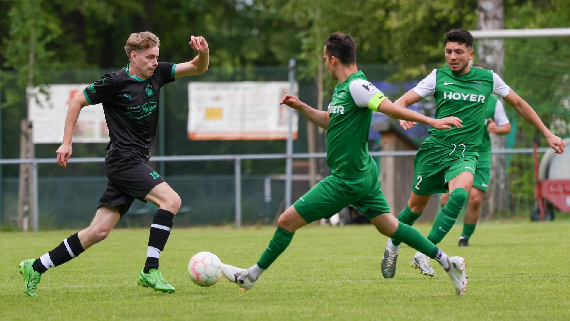 Karlshöfens Felix Hastedt (links) hofft für seinen TSV weiter auf den Klassenerhalt.