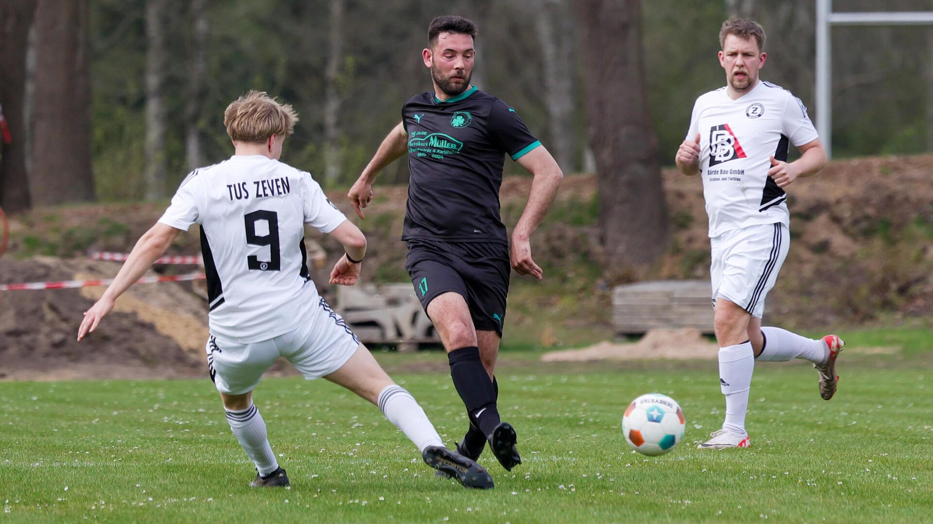 Karlshöfens Jan-Christian Franz (Mitte) ist vor Zevens Mattis Michaelis am Ball. Am Ende jedoch hatten die Gastgeber mit 0:1 das Nachsehen.