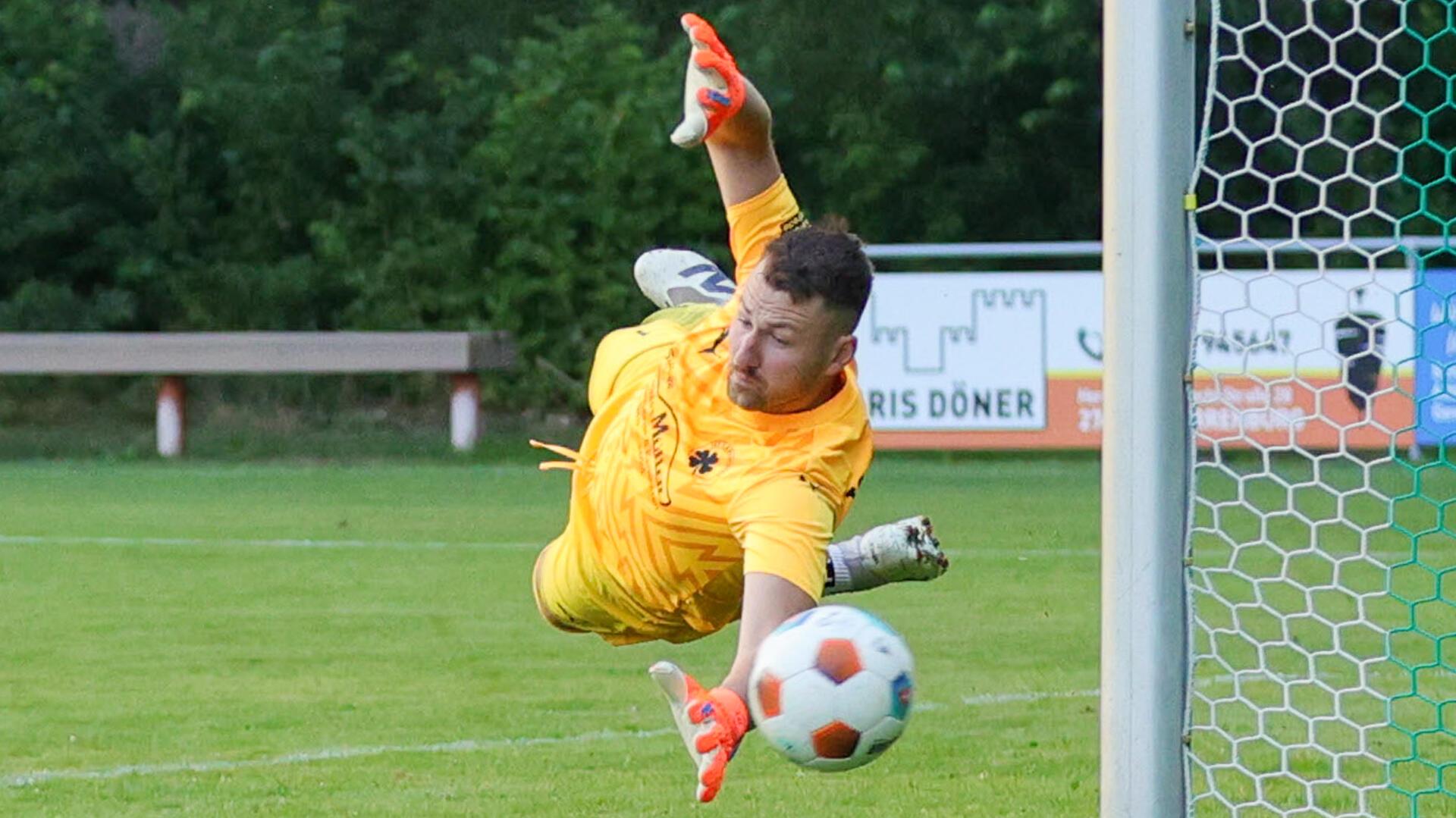 Karlshöfens Keeper Timo Flathmann streckt sich vergebens, das Leder landet im Netz.