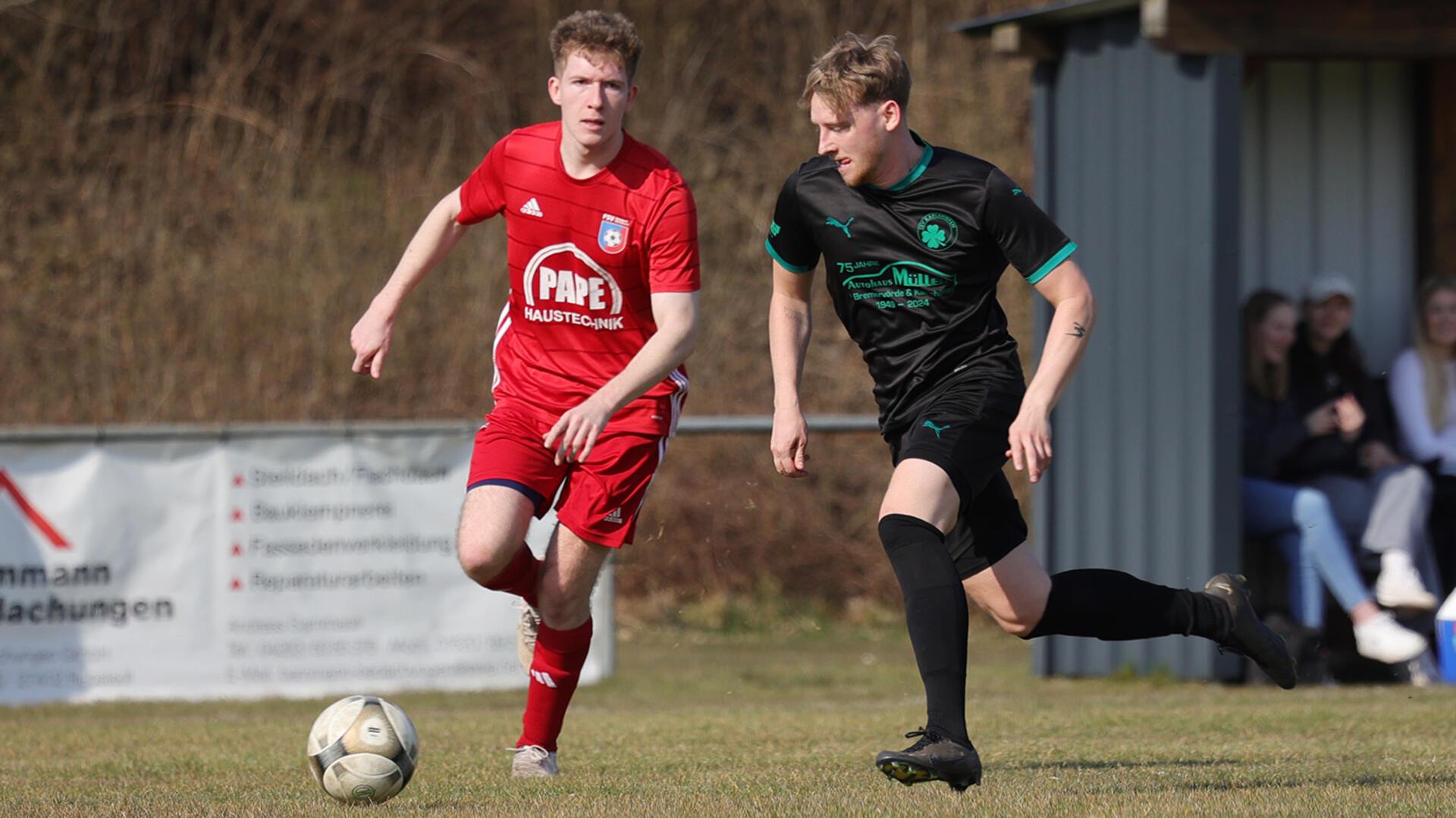 Karlshöfens Luca Mischnick (rechts) im Laufduell mit Gegenspieler Joris Köhnken.